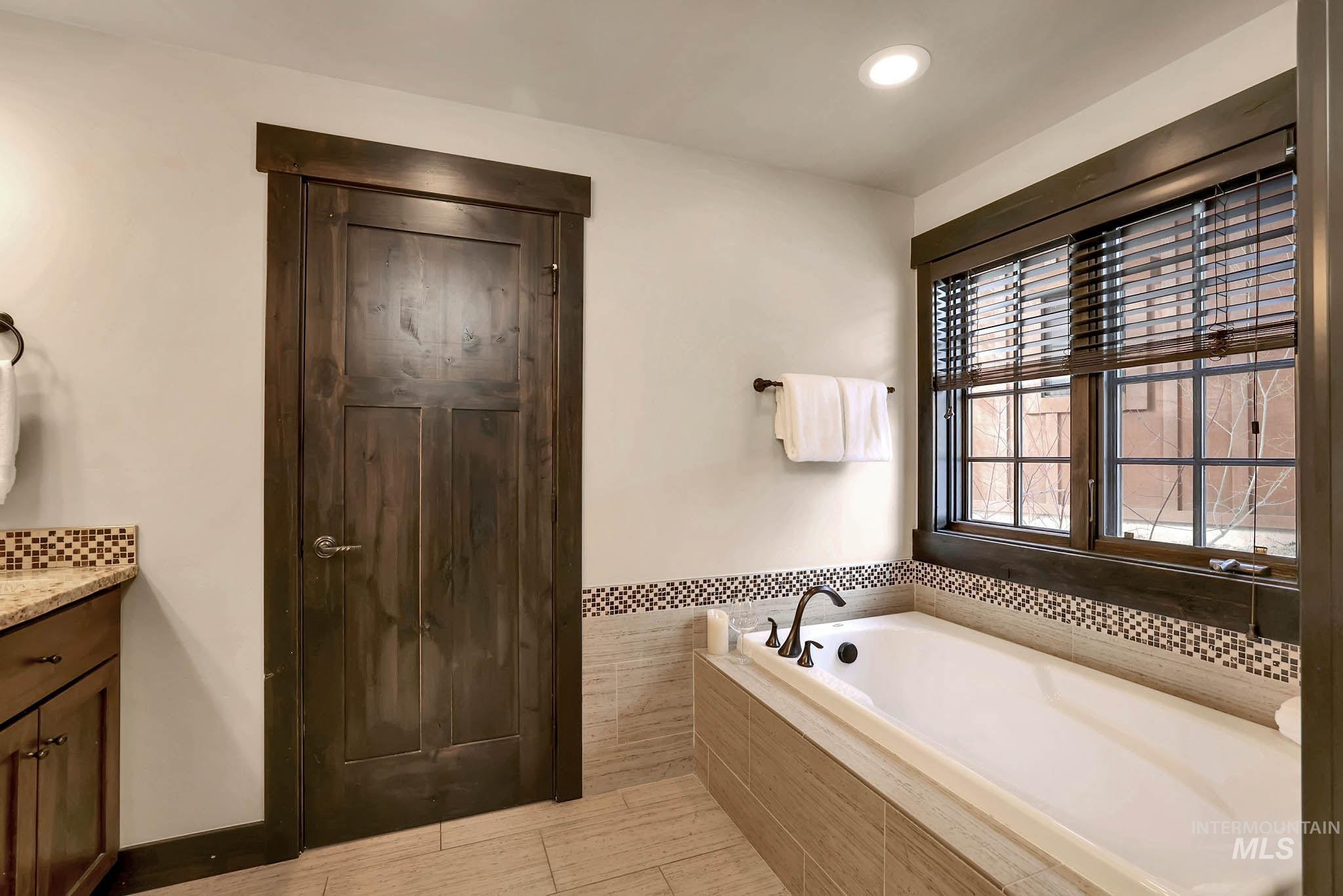 117 Golden Bar Court, Donnelly, Idaho 83615, 2 Bedrooms, 2.5 Bathrooms, Residential For Sale, Price $1,250,000,MLS 98992035