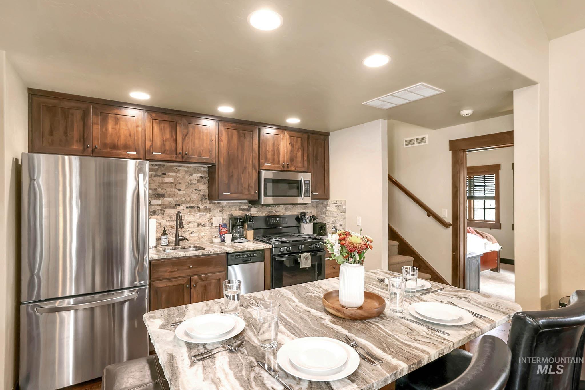 117 Golden Bar Court, Donnelly, Idaho 83615, 2 Bedrooms, 2.5 Bathrooms, Residential For Sale, Price $1,250,000,MLS 98992035