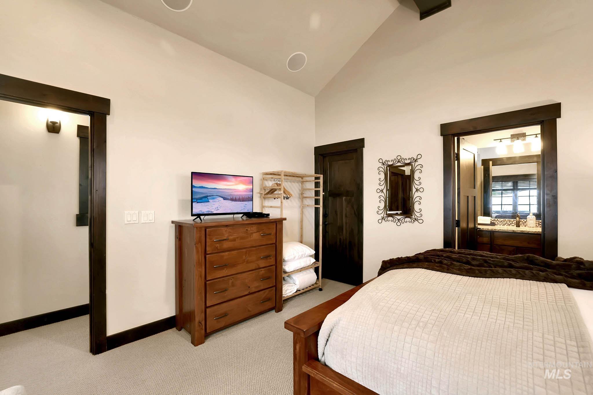 117 Golden Bar Court, Donnelly, Idaho 83615, 2 Bedrooms, 2.5 Bathrooms, Residential For Sale, Price $1,250,000,MLS 98992035