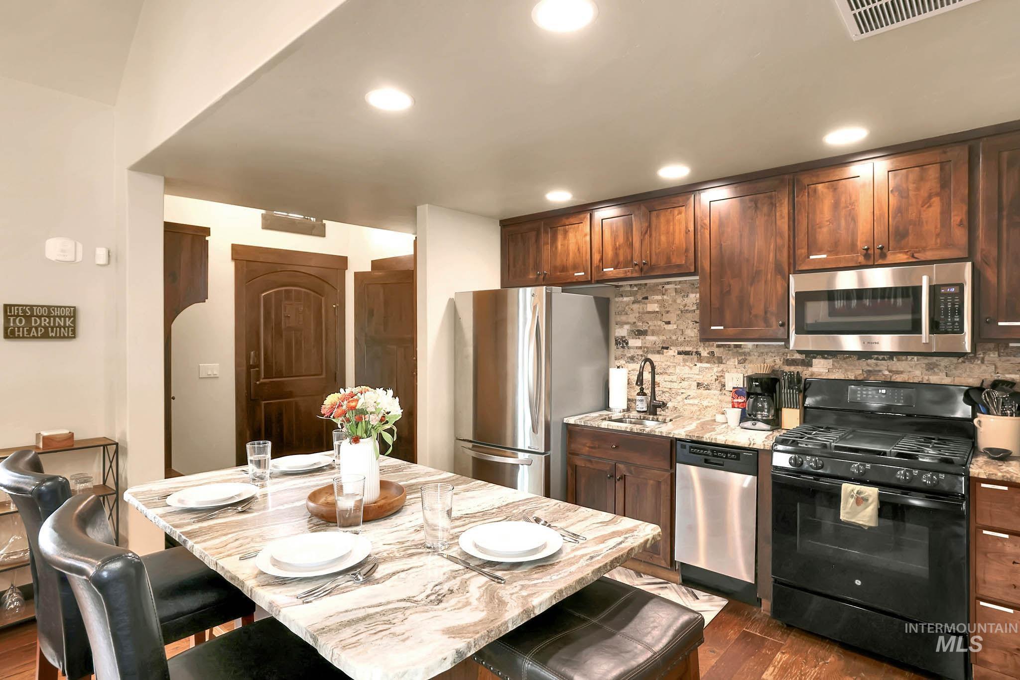 117 Golden Bar Court, Donnelly, Idaho 83615, 2 Bedrooms, 2.5 Bathrooms, Residential For Sale, Price $1,250,000,MLS 98992035