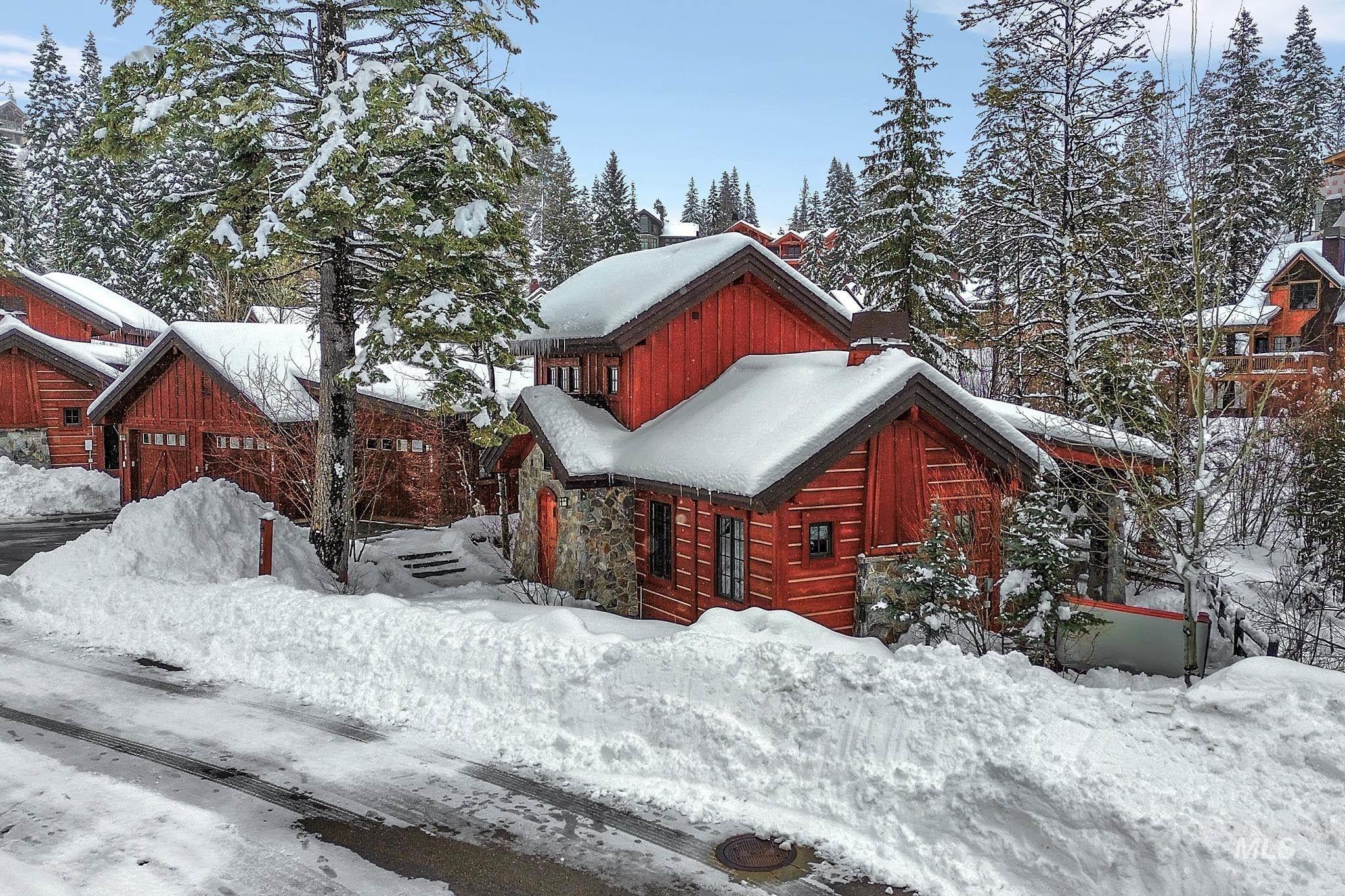 117 Golden Bar Court, Donnelly, Idaho 83615, 2 Bedrooms, 2.5 Bathrooms, Residential For Sale, Price $1,250,000,MLS 98992035