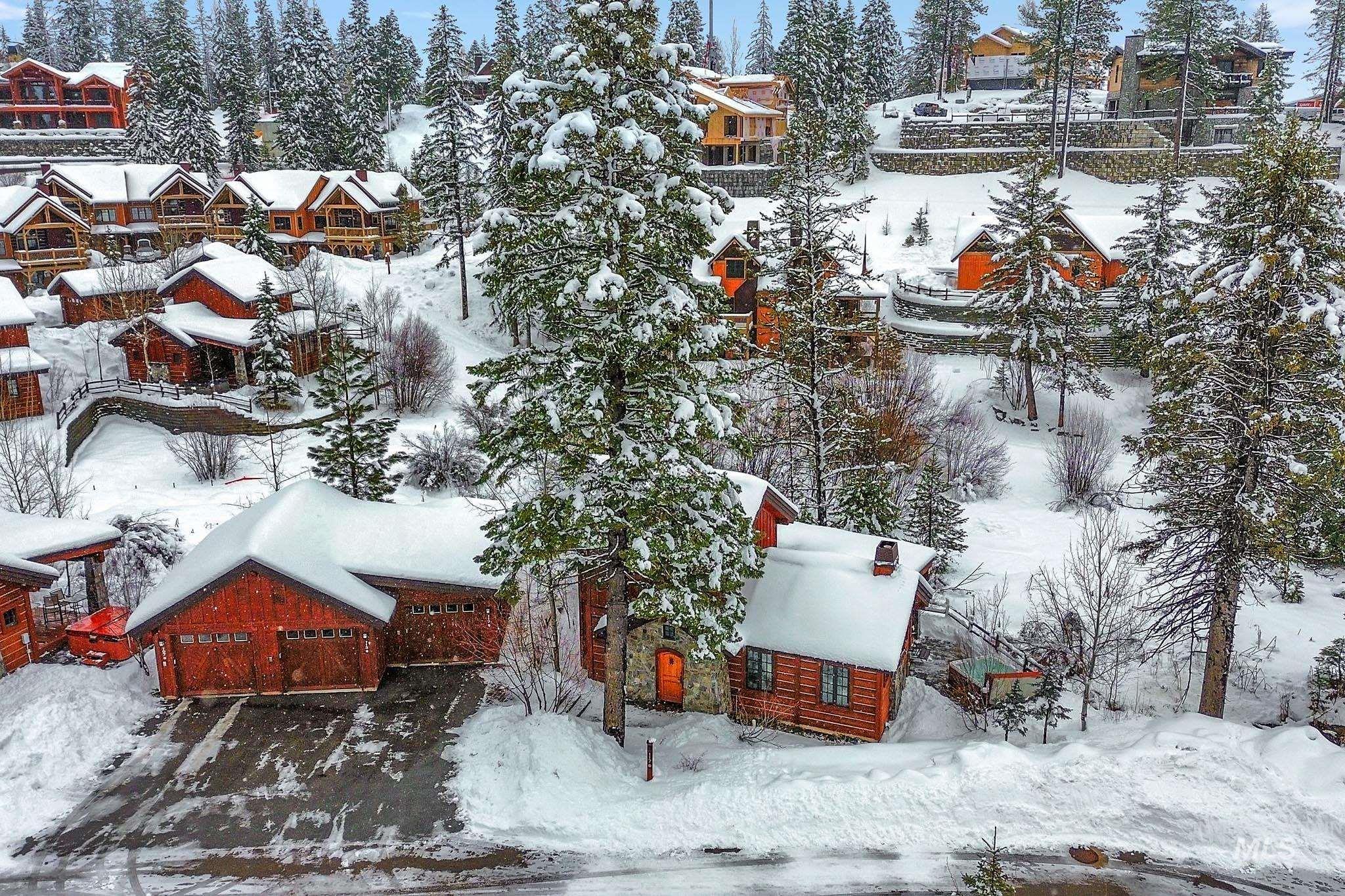 117 Golden Bar Court, Donnelly, Idaho 83615, 2 Bedrooms, 2.5 Bathrooms, Residential For Sale, Price $1,250,000,MLS 98992035
