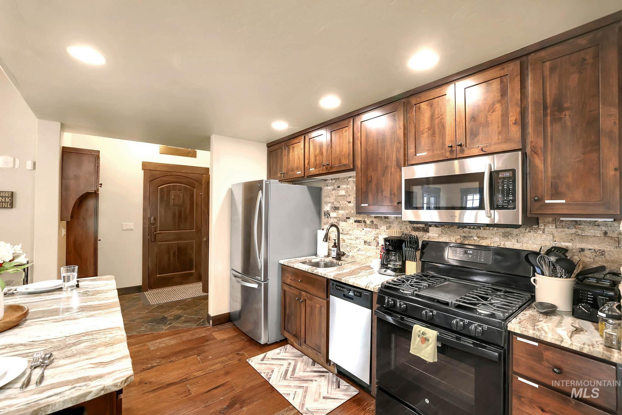 117 Golden Bar Court, Donnelly, Idaho 83615, 2 Bedrooms, 2.5 Bathrooms, Residential For Sale, Price $1,250,000,MLS 98992035