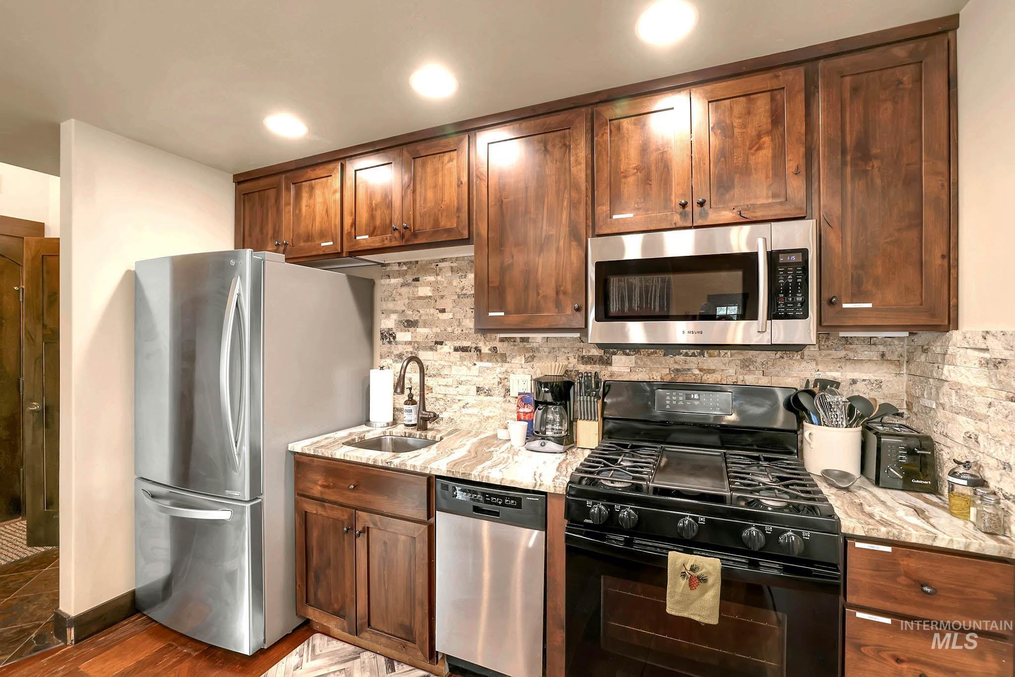 117 Golden Bar Court, Donnelly, Idaho 83615, 2 Bedrooms, 2.5 Bathrooms, Residential For Sale, Price $1,250,000,MLS 98992035