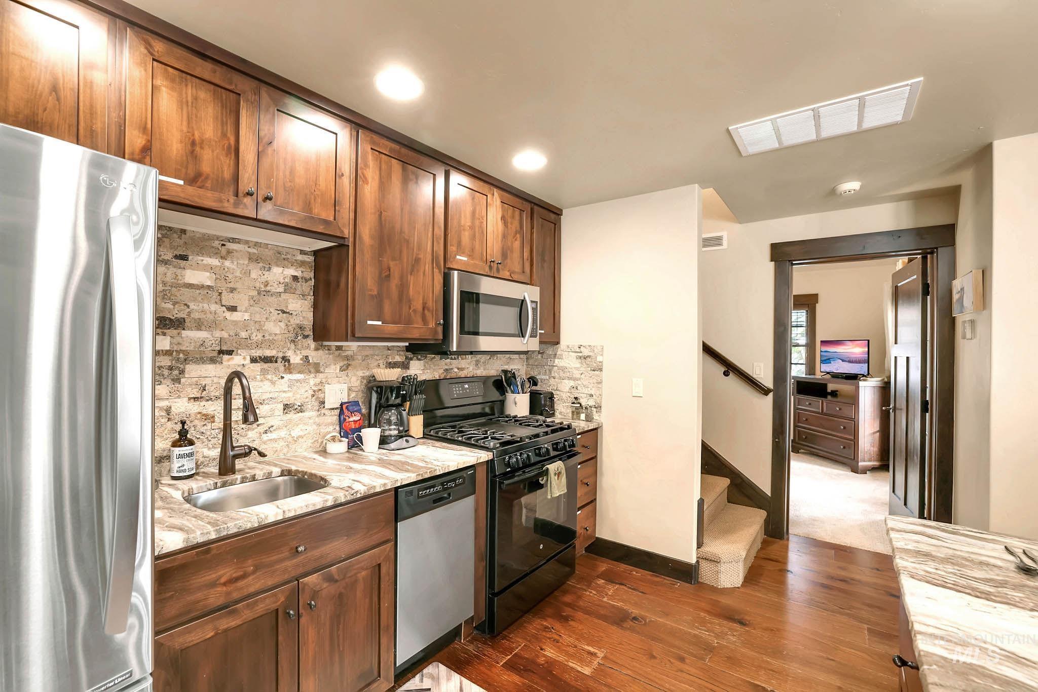 117 Golden Bar Court, Donnelly, Idaho 83615, 2 Bedrooms, 2.5 Bathrooms, Residential For Sale, Price $1,250,000,MLS 98992035