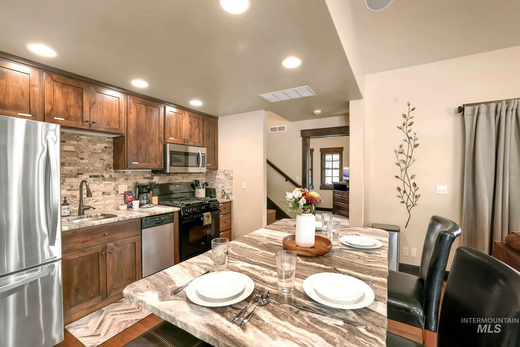 117 Golden Bar Court, Donnelly, Idaho 83615, 2 Bedrooms, 2.5 Bathrooms, Residential For Sale, Price $1,250,000,MLS 98992035