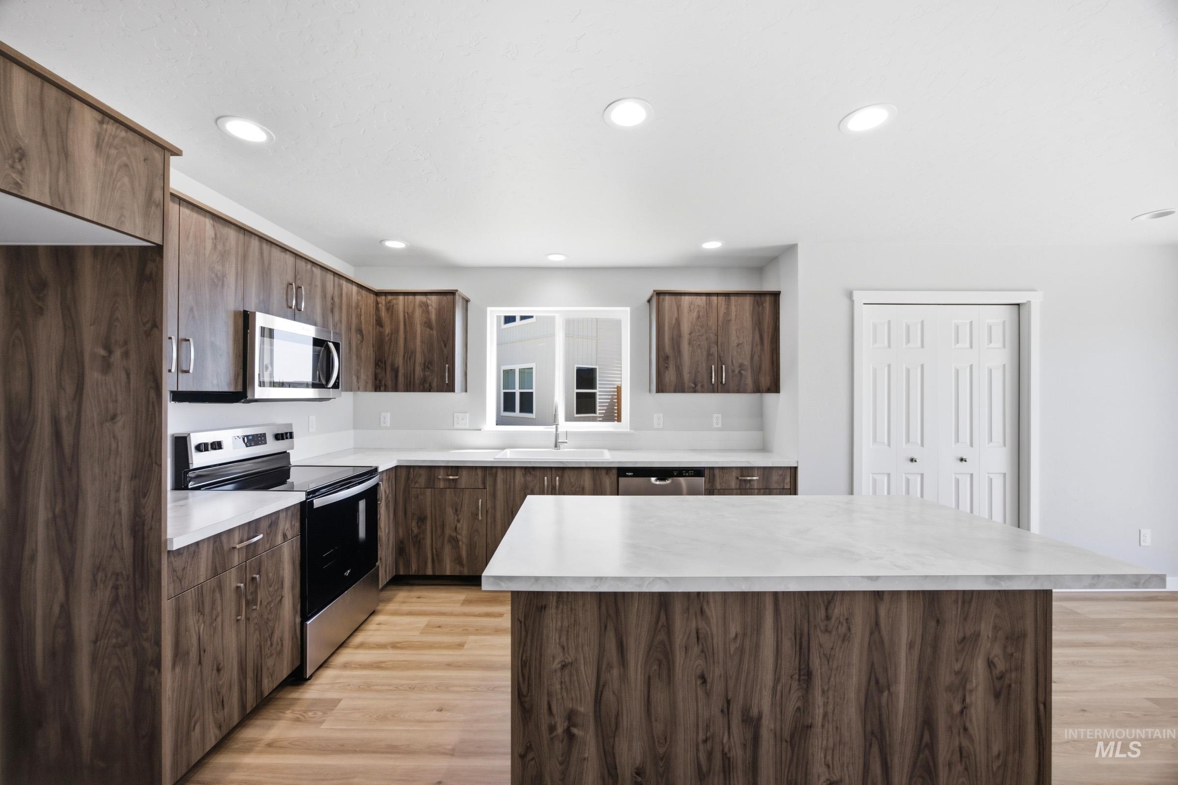 1651 Woods Bog Ave, Middleton, Idaho 83644, 5 Bedrooms, 3 Bathrooms, Residential For Sale, Price $539,990,MLS 98992053