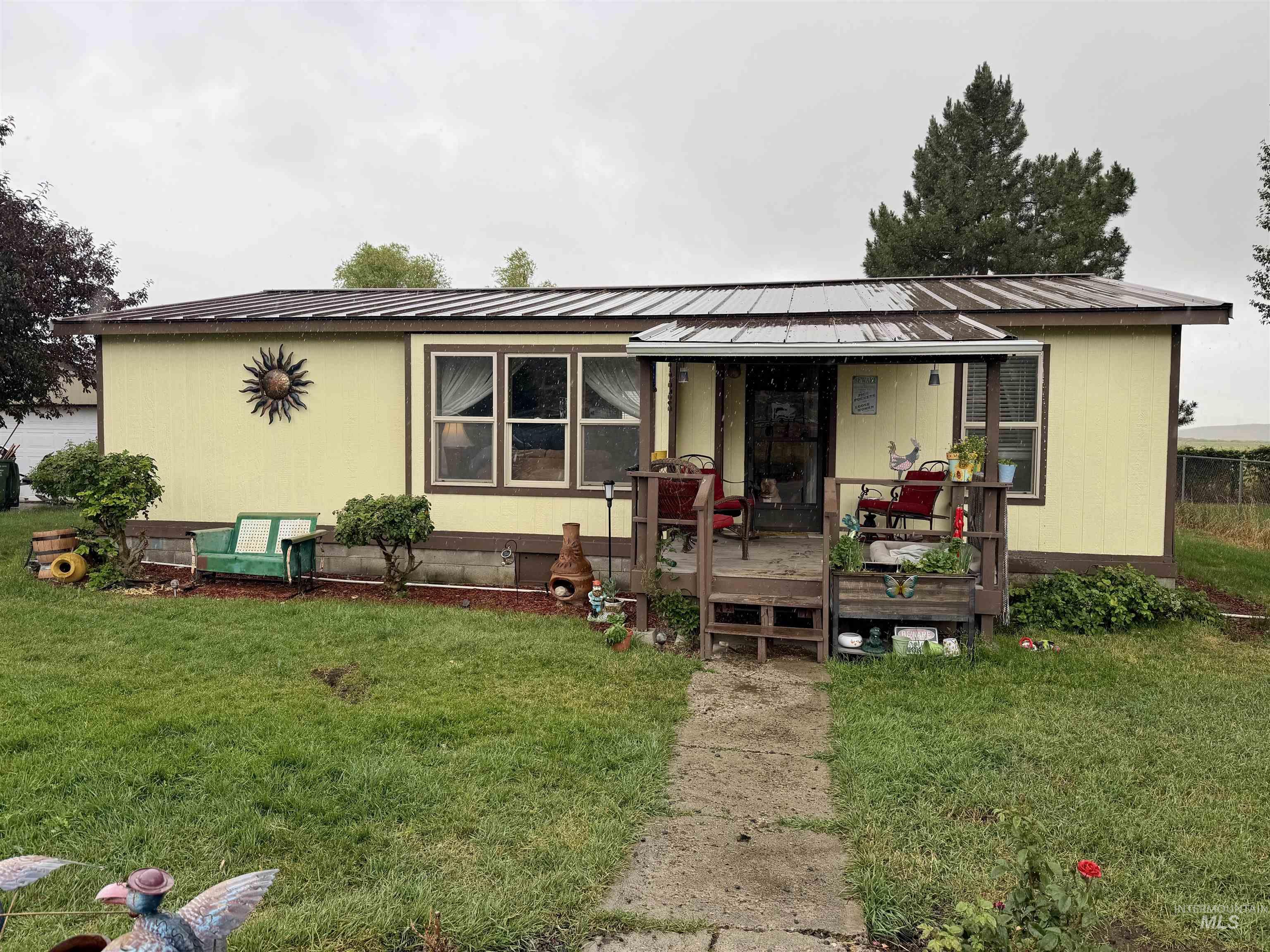 1401 Young Field Ave, Jordan Valley, Oregon 97910, 3 Bedrooms, 2 Bathrooms, Residential For Sale, Price $179,900, 98992064