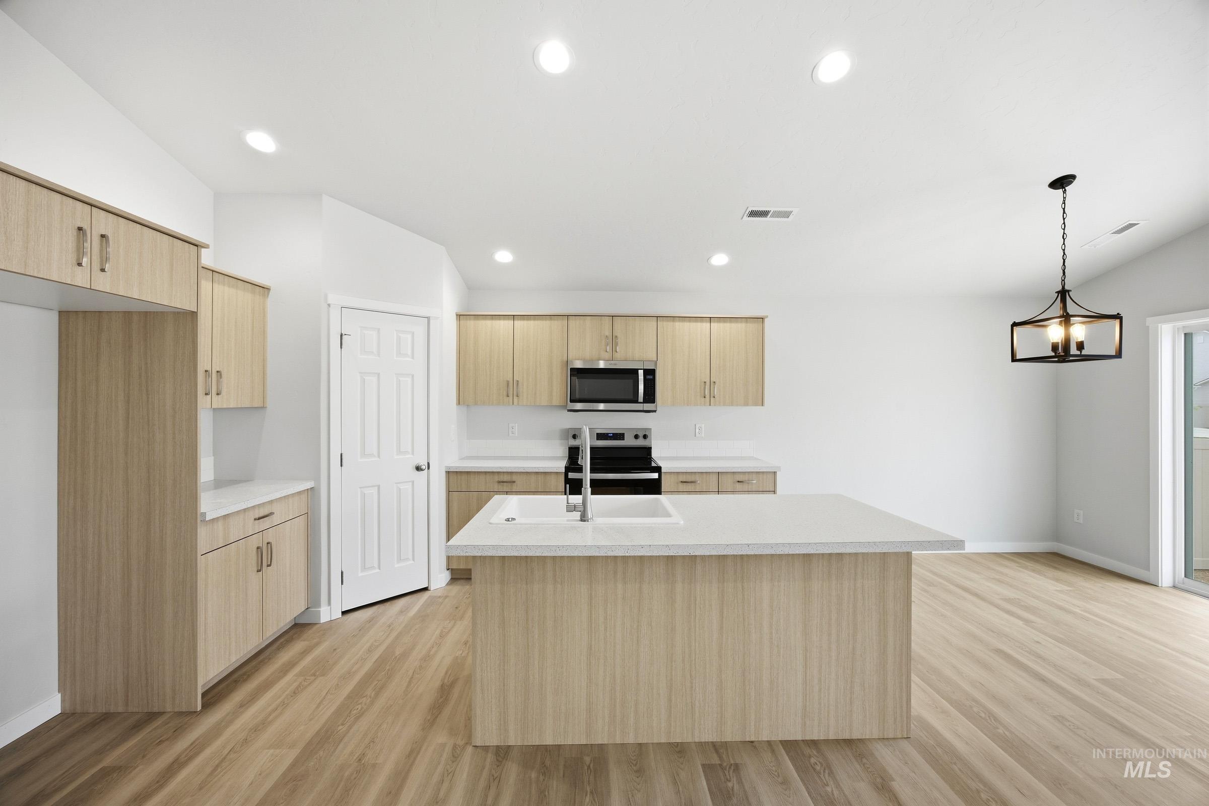239 N Tideberry Ave, Kuna, Idaho 83634, 3 Bedrooms, 2 Bathrooms, Residential For Sale, Price $419,990,MLS 98992071