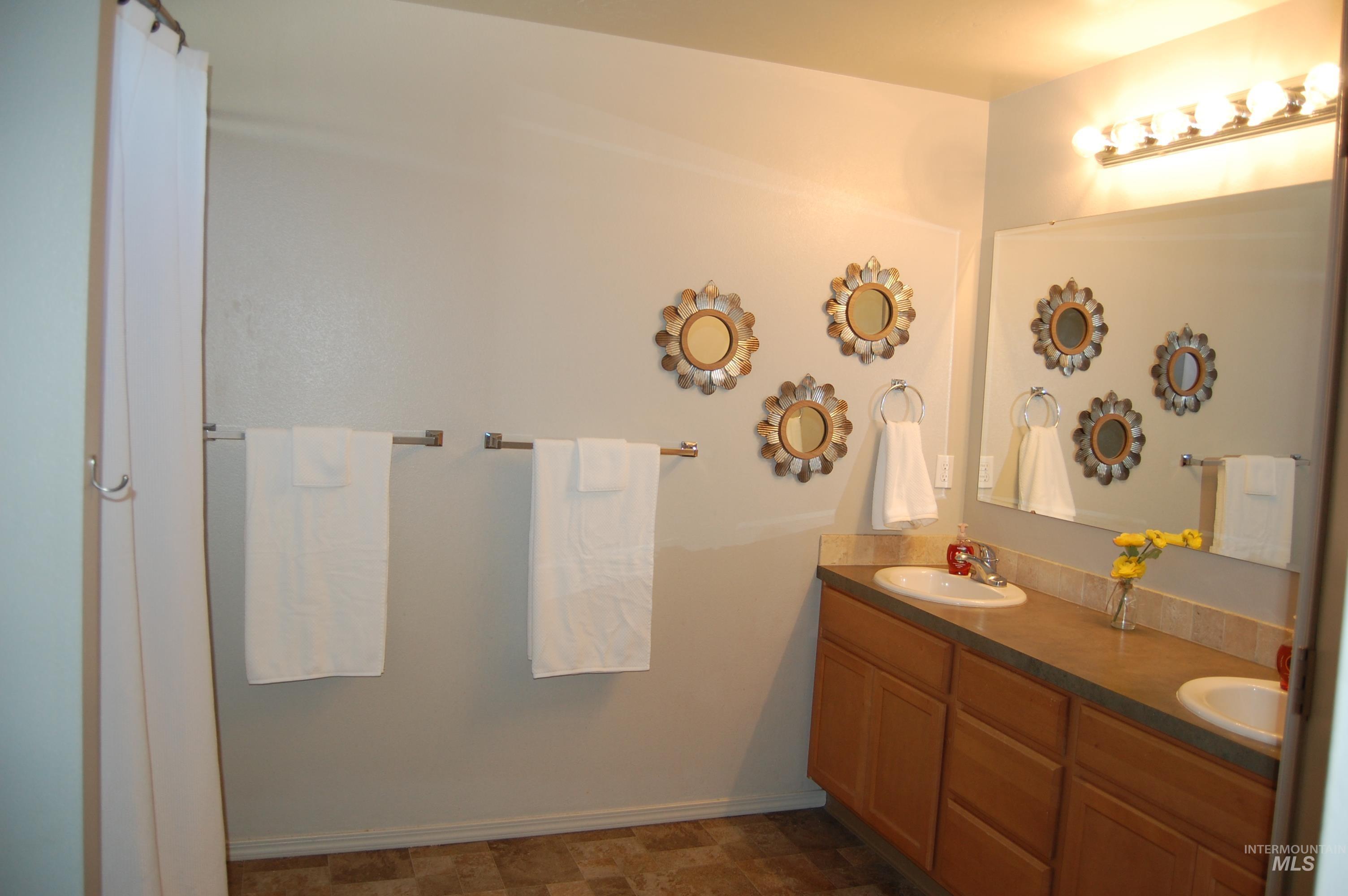 110 SW Gettysburg, Mountain Home, Idaho 83647, 3 Bedrooms, 3 Bathrooms, Residential For Sale, Price $415,000,MLS 98992117