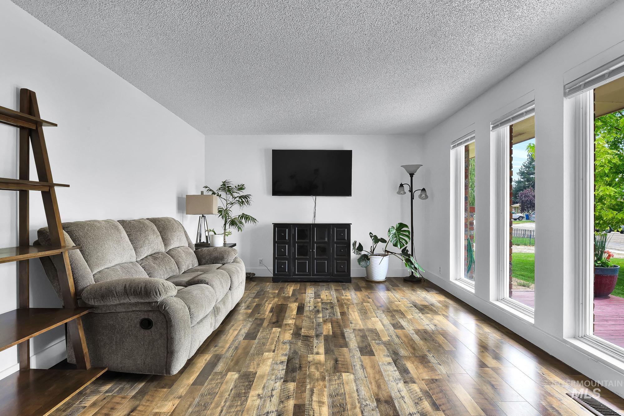 902 Bonnie Brae Dr, Nampa, Idaho 83651, 3 Bedrooms, 2 Bathrooms, Residential For Sale, Price $399,900,MLS 98992121