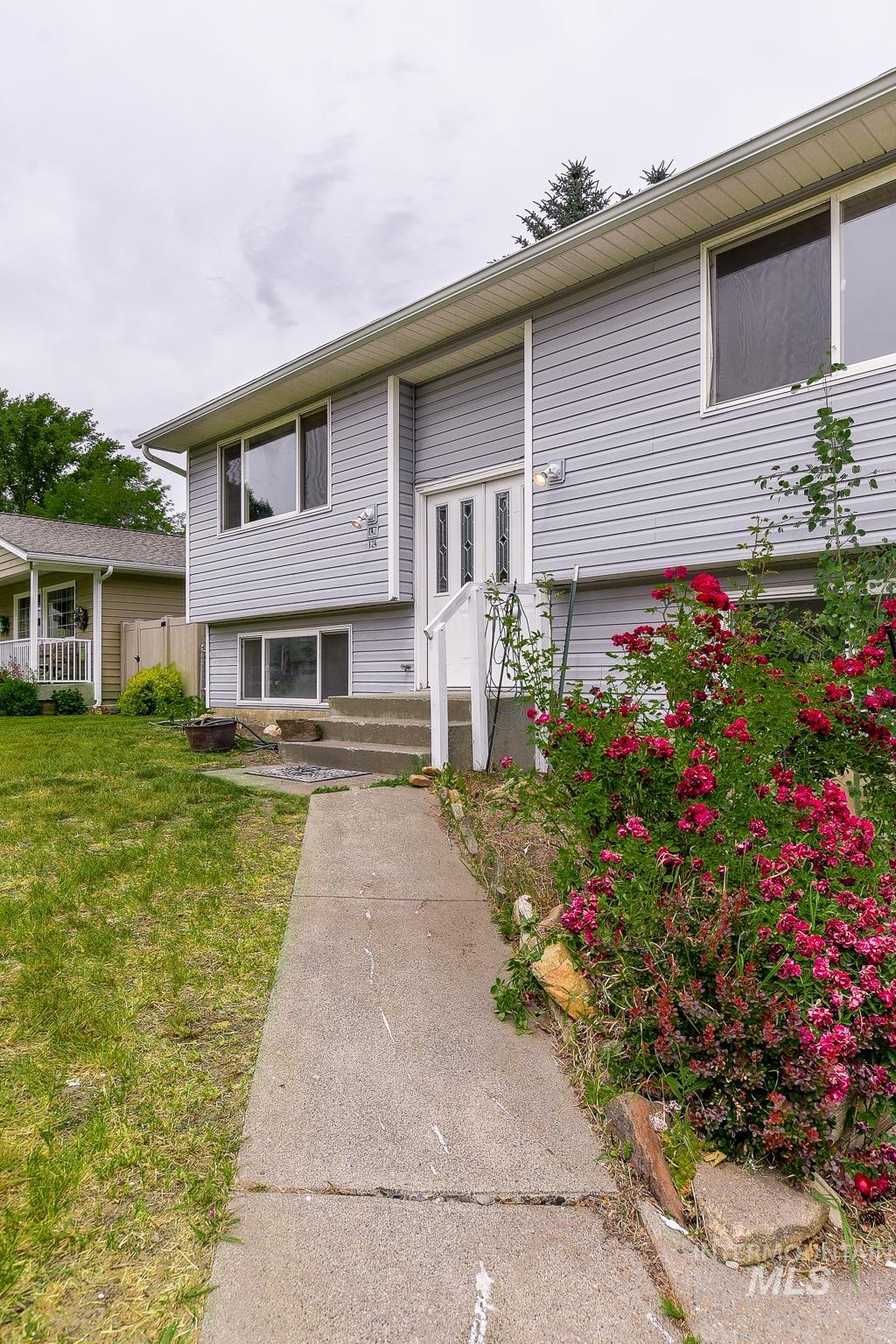 824 Kennedy St, Moscow, Idaho 83843-9538, 5 Bedrooms, 3 Bathrooms, Residential For Sale, Price $339,000,MLS 98992127