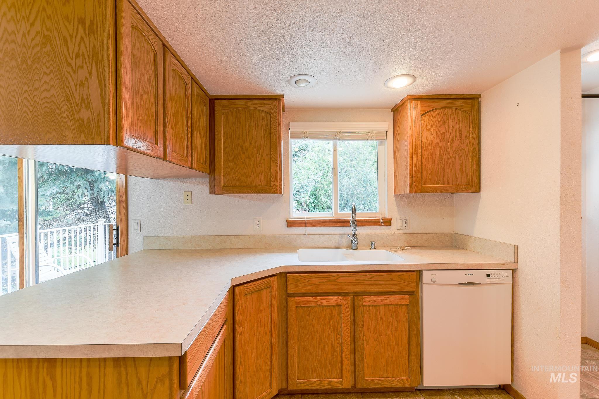 824 Kennedy St, Moscow, Idaho 83843-9538, 5 Bedrooms, 3 Bathrooms, Residential For Sale, Price $339,000,MLS 98992127