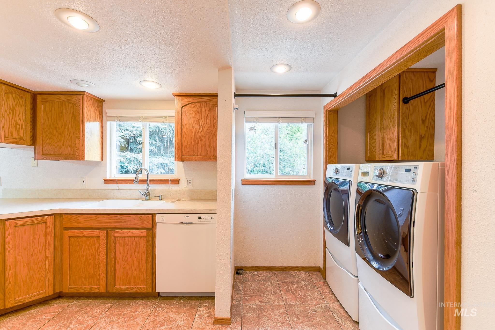 824 Kennedy St, Moscow, Idaho 83843-9538, 5 Bedrooms, 3 Bathrooms, Residential For Sale, Price $339,000,MLS 98992127