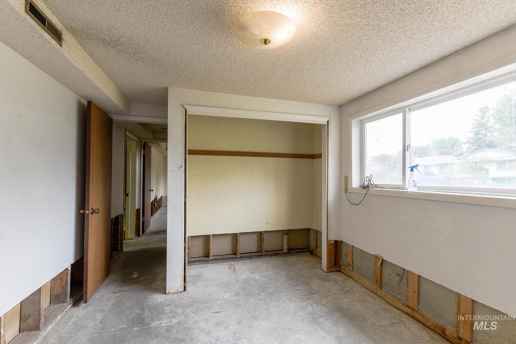824 Kennedy St, Moscow, Idaho 83843-9538, 5 Bedrooms, 3 Bathrooms, Residential For Sale, Price $339,000,MLS 98992127