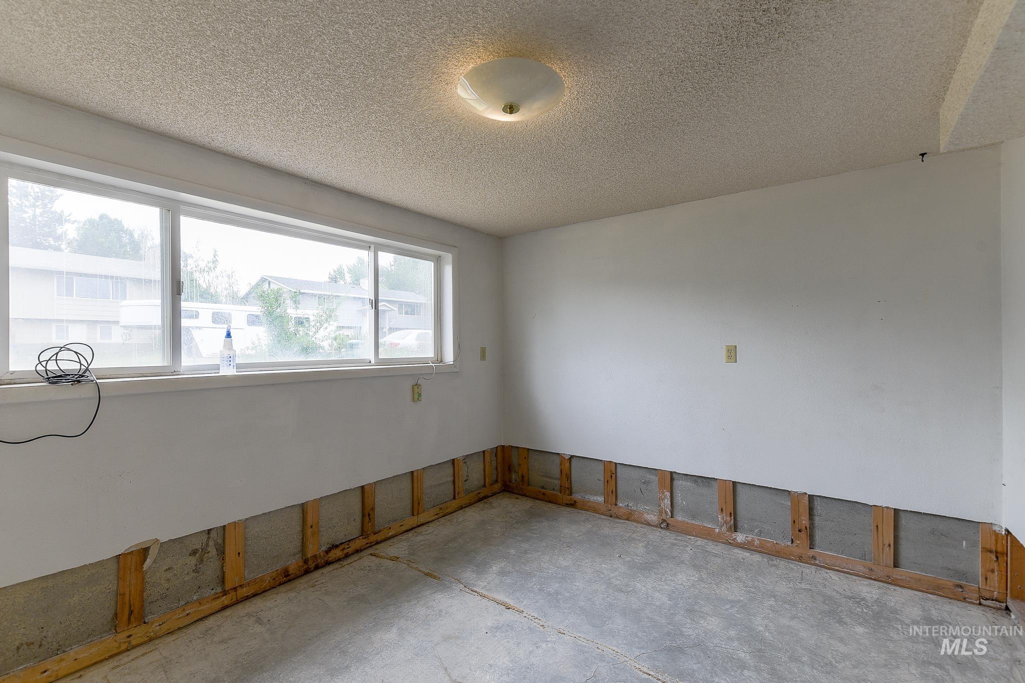 824 Kennedy St, Moscow, Idaho 83843-9538, 5 Bedrooms, 3 Bathrooms, Residential For Sale, Price $339,000,MLS 98992127