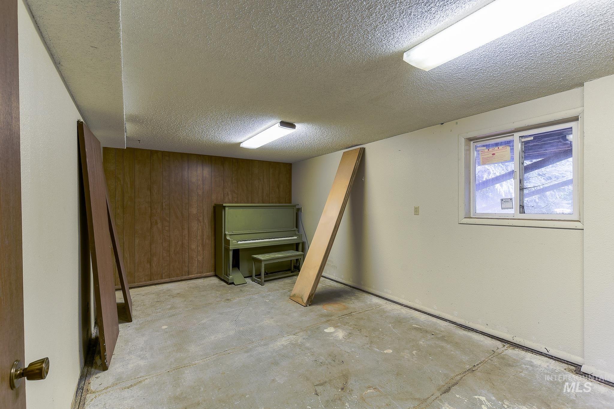 824 Kennedy St, Moscow, Idaho 83843-9538, 5 Bedrooms, 3 Bathrooms, Residential For Sale, Price $339,000,MLS 98992127