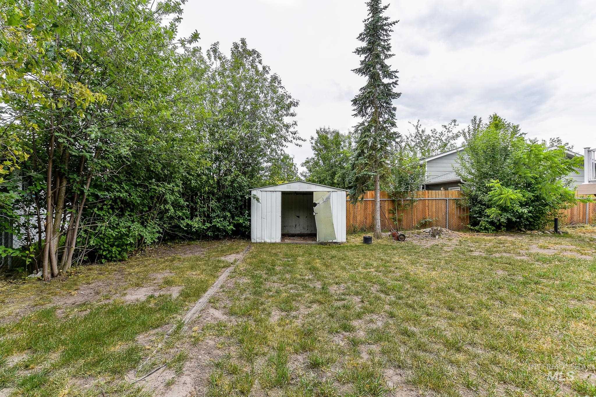 824 Kennedy St, Moscow, Idaho 83843-9538, 5 Bedrooms, 3 Bathrooms, Residential For Sale, Price $339,000,MLS 98992127