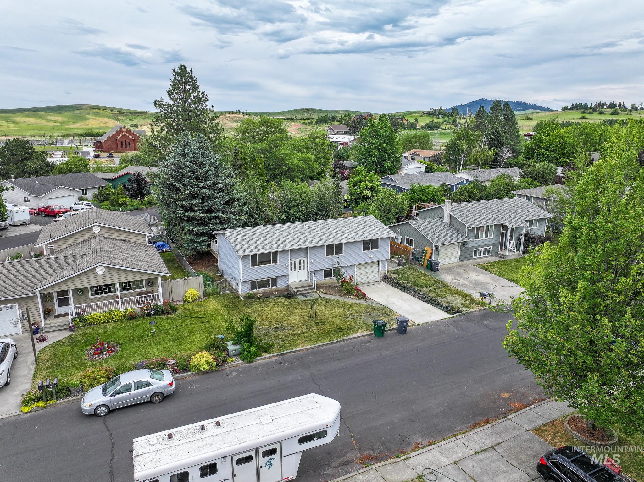 824 Kennedy St, Moscow, Idaho 83843-9538, 5 Bedrooms, 3 Bathrooms, Residential For Sale, Price $339,000,MLS 98992127