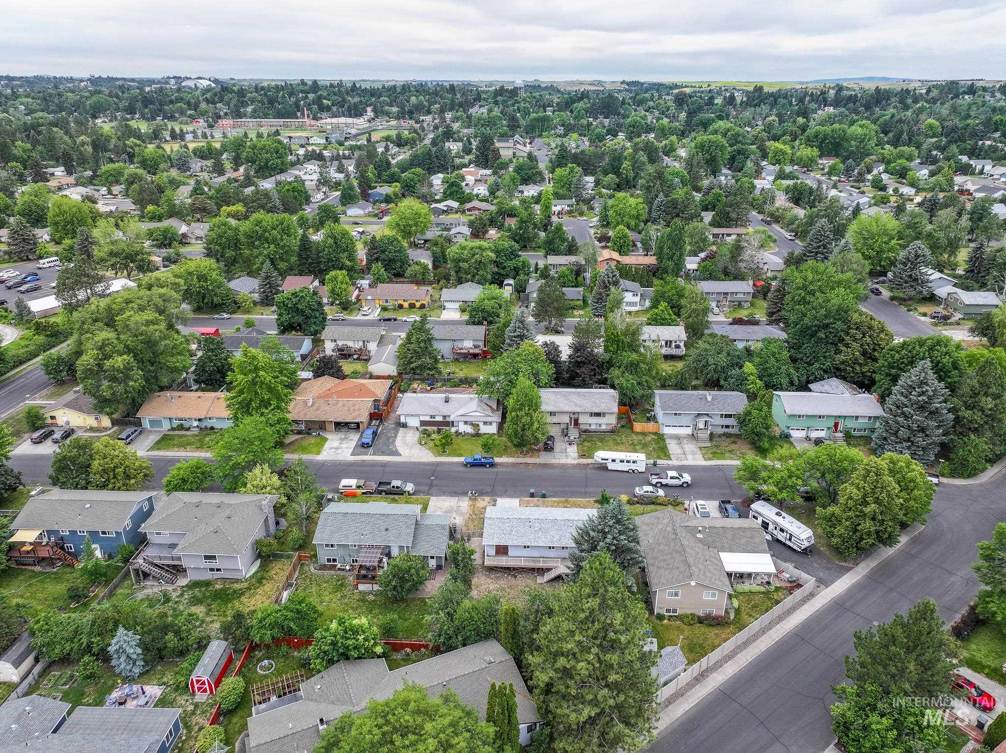 824 Kennedy St, Moscow, Idaho 83843-9538, 5 Bedrooms, 3 Bathrooms, Residential For Sale, Price $339,000,MLS 98992127
