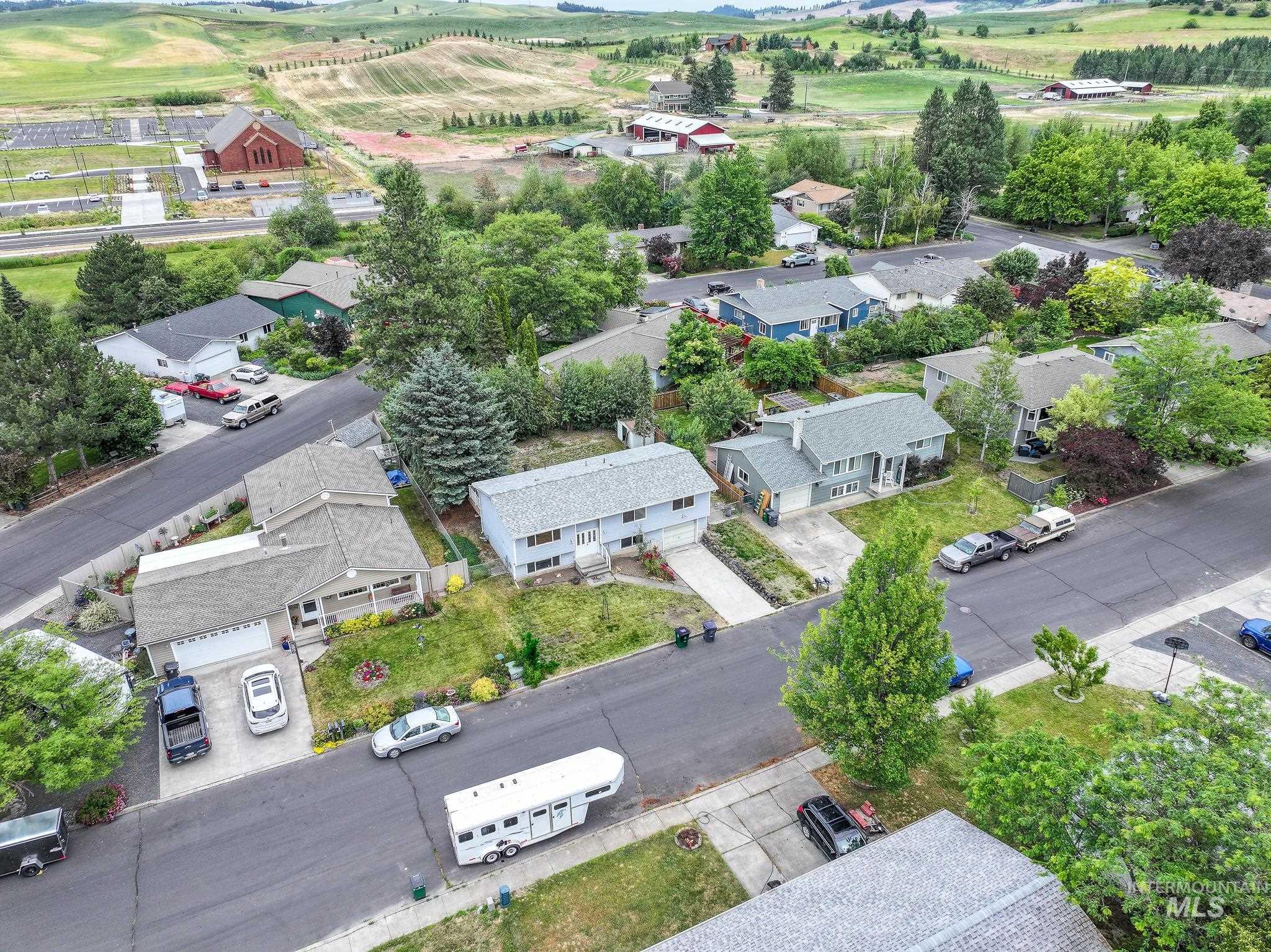 824 Kennedy St, Moscow, Idaho 83843-9538, 5 Bedrooms, 3 Bathrooms, Residential For Sale, Price $339,000,MLS 98992127