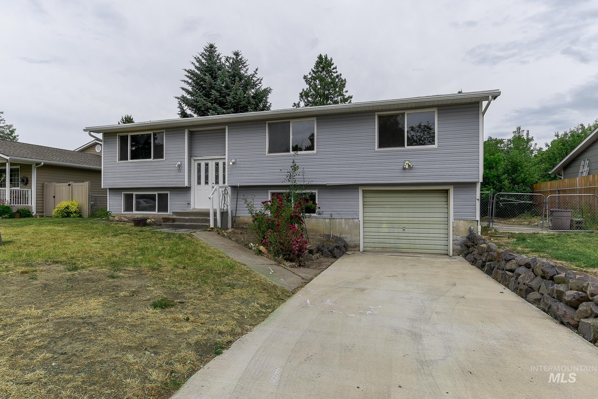 824 Kennedy St, Moscow, Idaho 83843-9538, 5 Bedrooms, 3 Bathrooms, Residential For Sale, Price $339,000,MLS 98992127