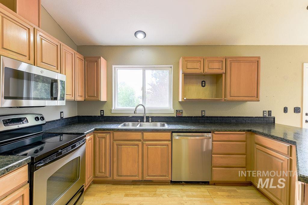 2242 Chukar Ln., Clarkston, Washington 99403, 3 Bedrooms, 2 Bathrooms, Residential For Sale, Price $380,000,MLS 98992132
