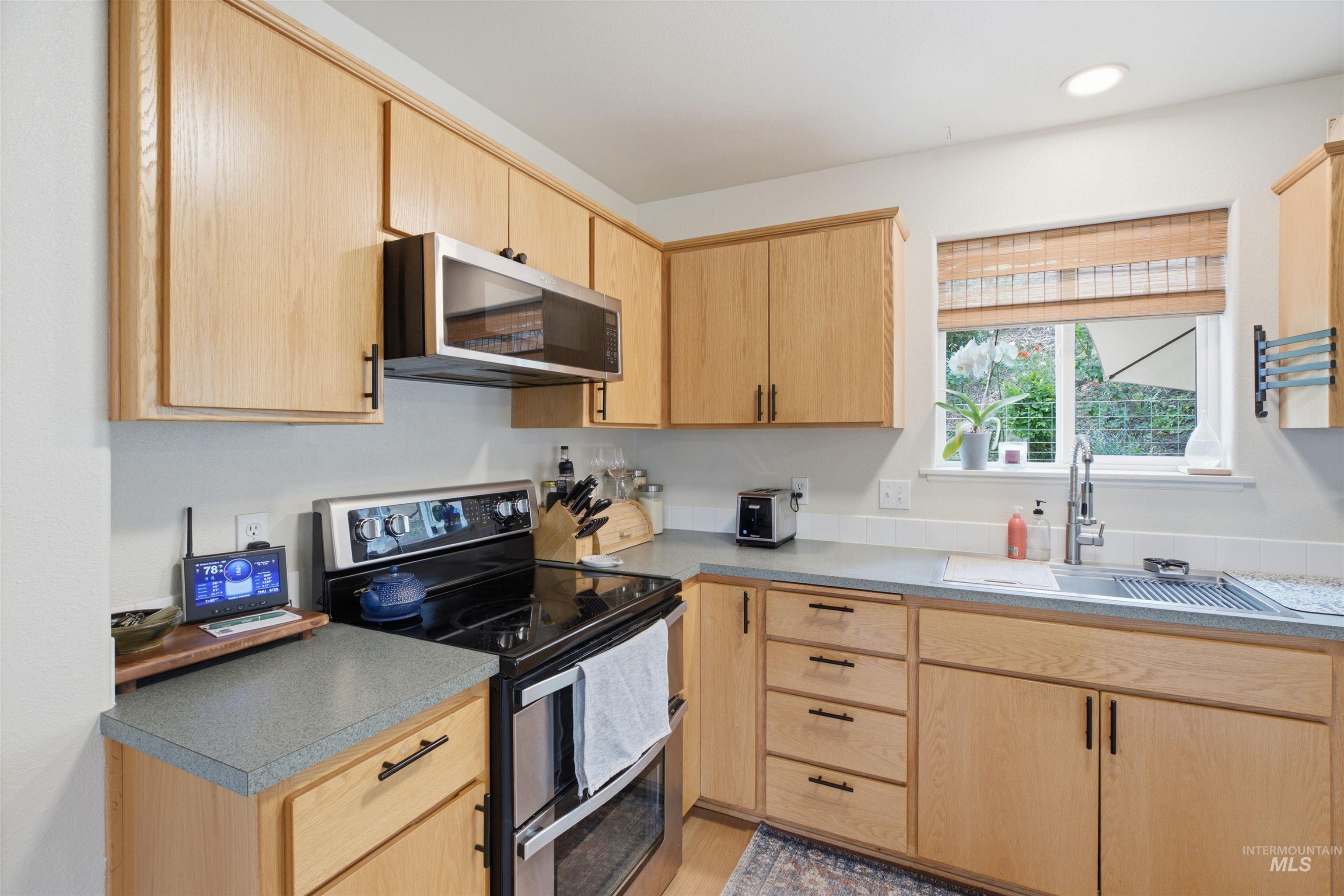 525 Northwood, Moscow, Idaho 83843, 3 Bedrooms, 1.5 Bathrooms, Residential Income For Sale, Price $559,000,MLS 98992201