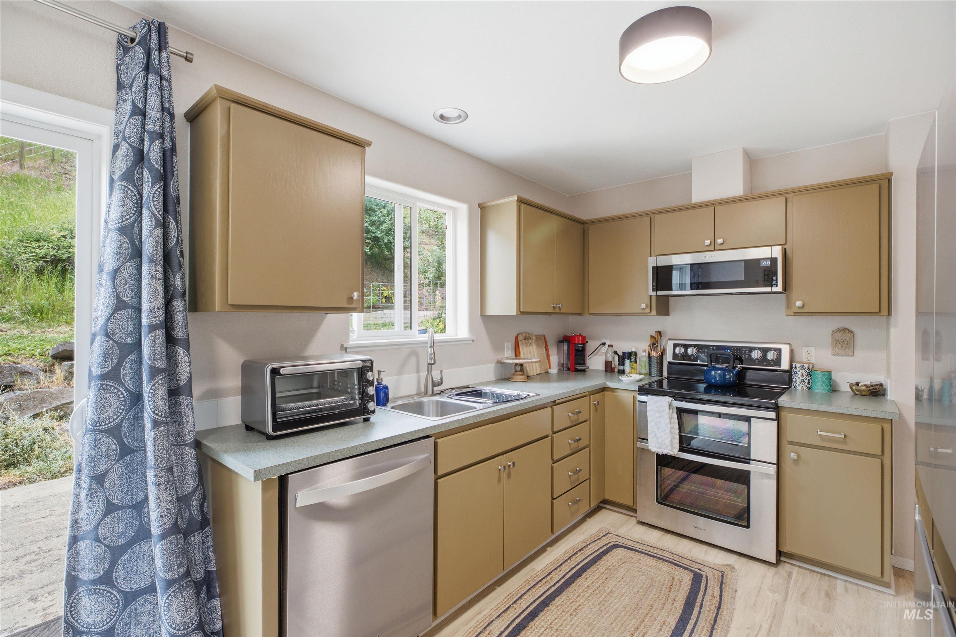 525 Northwood, Moscow, Idaho 83843, 3 Bedrooms, 1.5 Bathrooms, Residential Income For Sale, Price $559,000,MLS 98992201