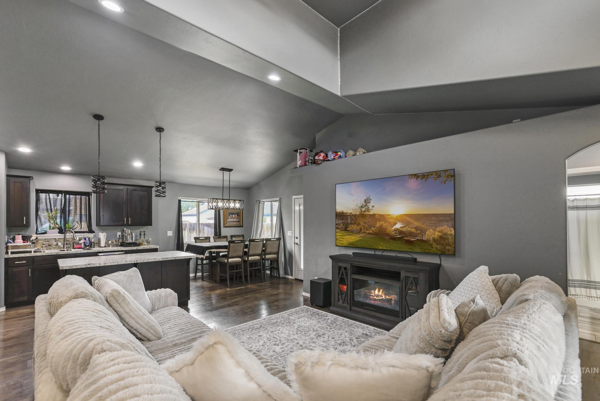 101 River View Drive, Shoshone, Idaho 83352, 3 Bedrooms, 2 Bathrooms, Residential For Sale, Price $375,000, 98992236