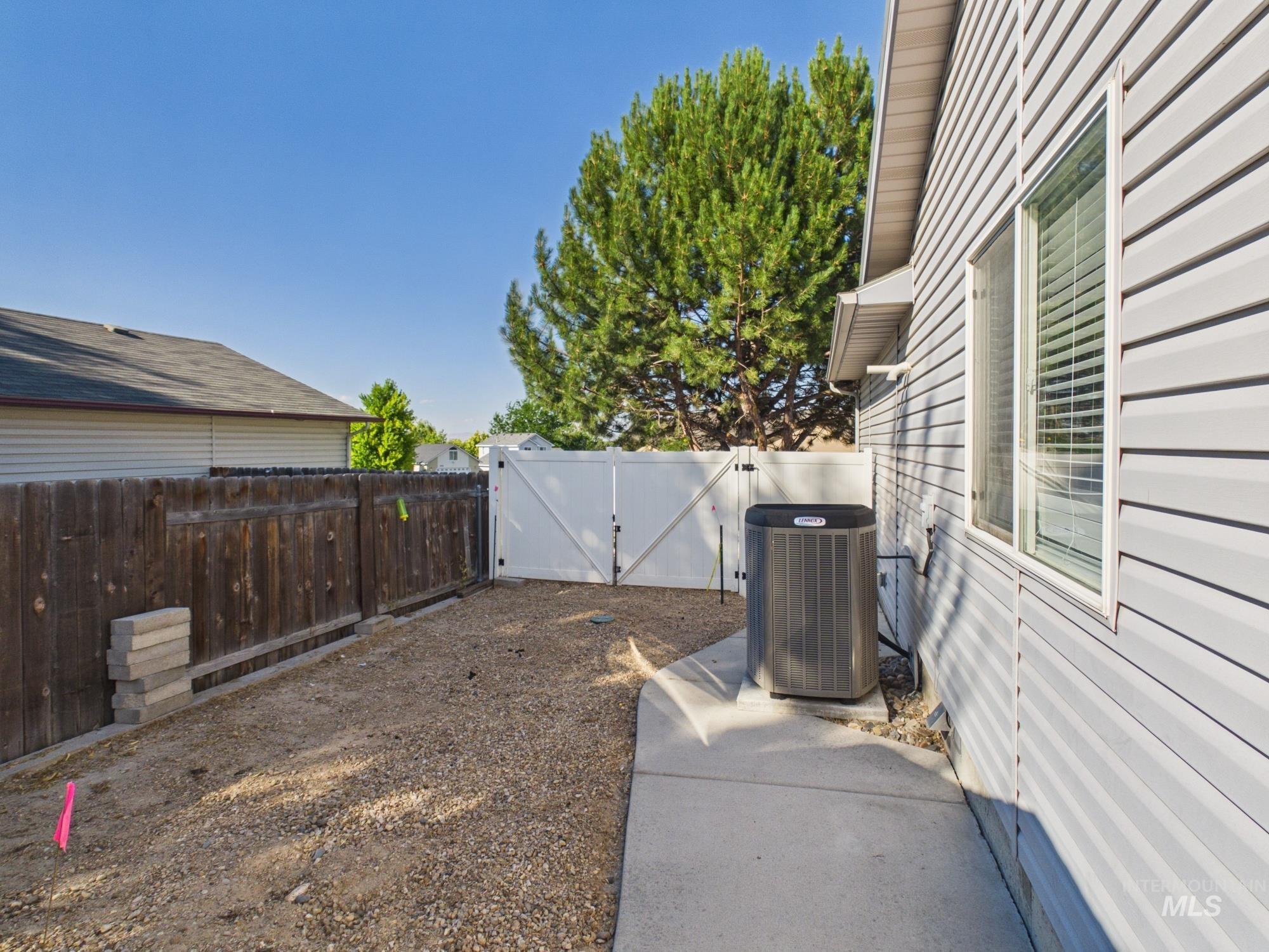517 W Palmer Dr, Nampa, Idaho 83686, 3 Bedrooms, 2 Bathrooms, Residential For Sale, Price $380,000, 98992252