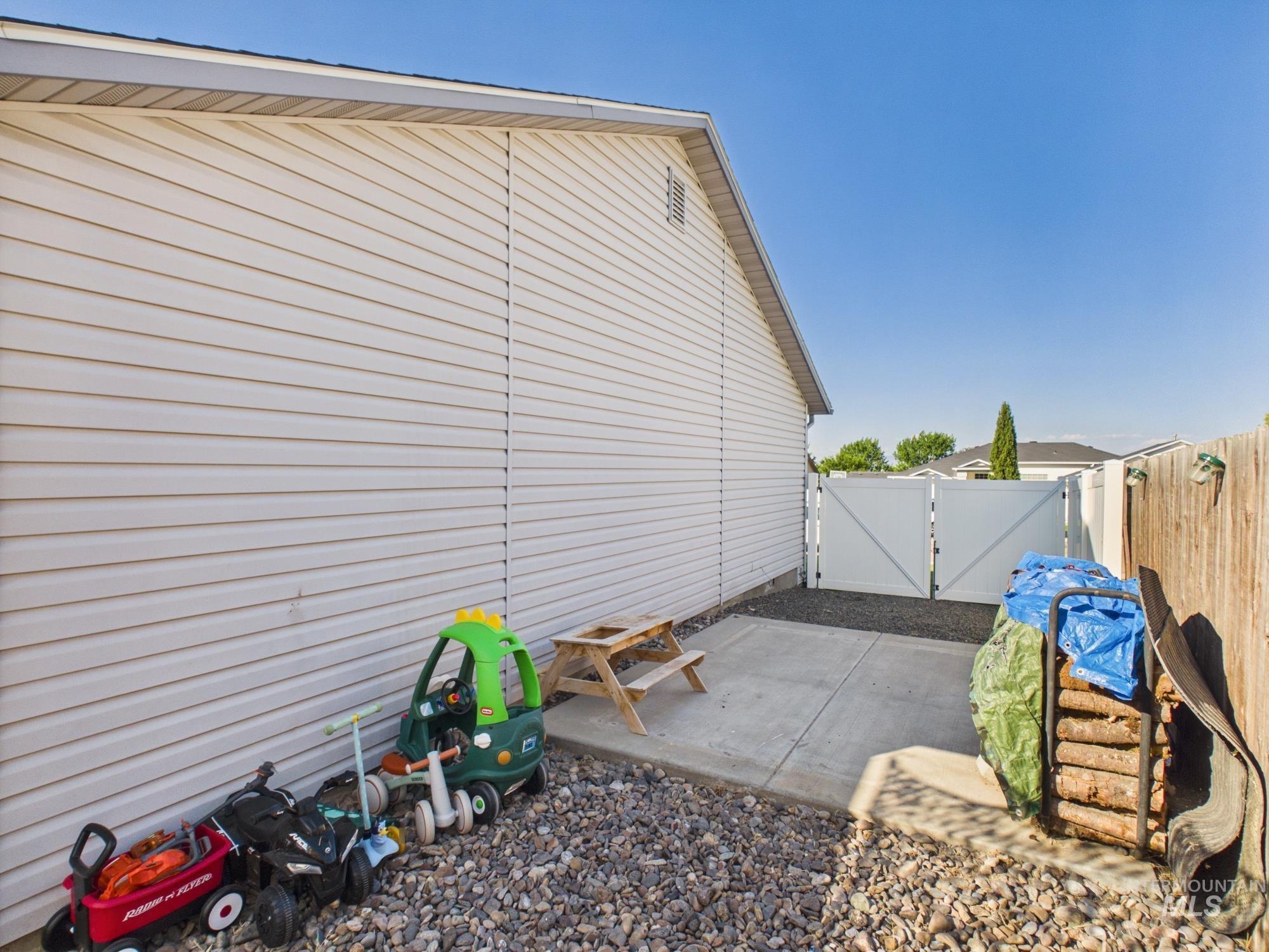 517 W Palmer Dr, Nampa, Idaho 83686, 3 Bedrooms, 2 Bathrooms, Residential For Sale, Price $380,000, 98992252