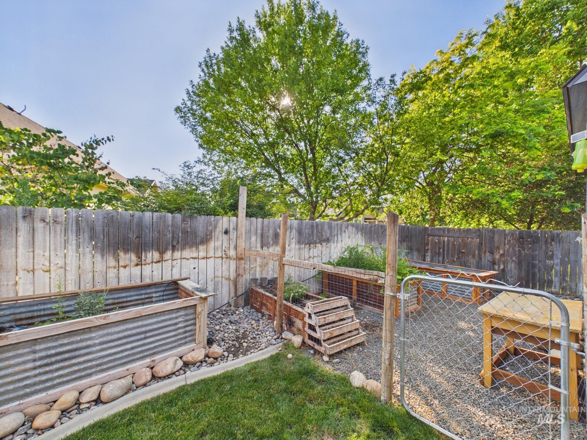 517 W Palmer Dr, Nampa, Idaho 83686, 3 Bedrooms, 2 Bathrooms, Residential For Sale, Price $380,000, 98992252