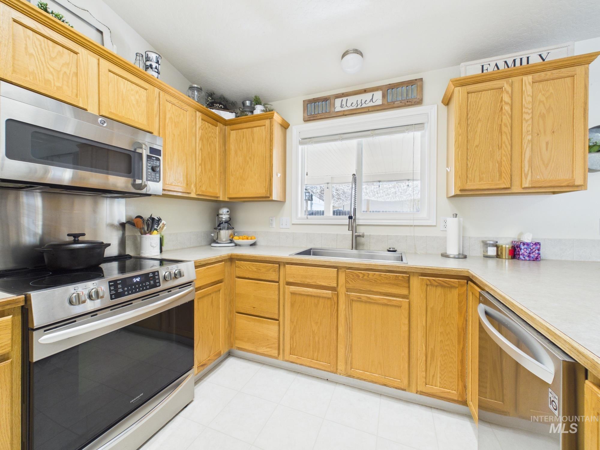 517 W Palmer Dr, Nampa, Idaho 83686, 3 Bedrooms, 2 Bathrooms, Residential For Sale, Price $380,000, 98992252