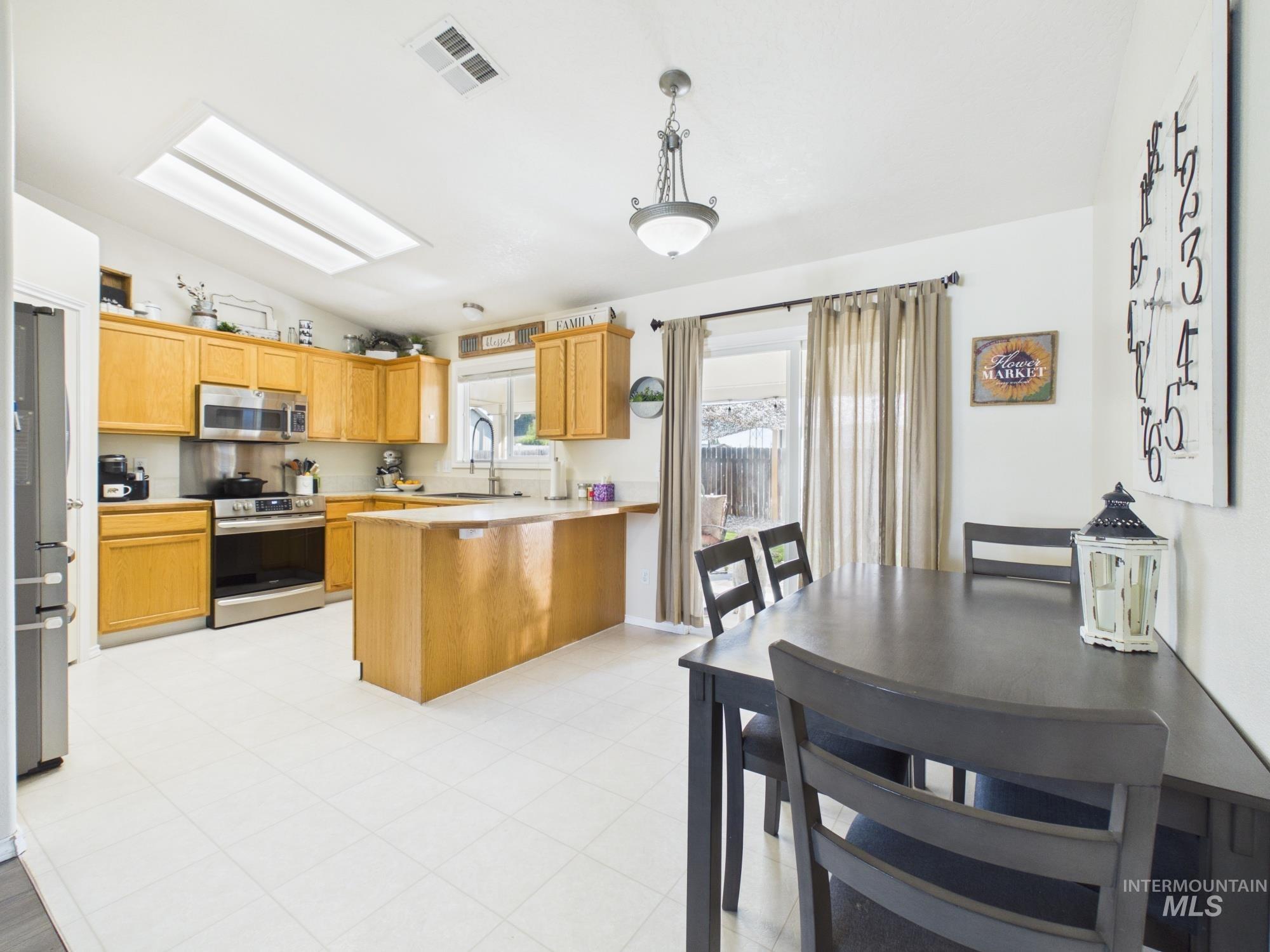 517 W Palmer Dr, Nampa, Idaho 83686, 3 Bedrooms, 2 Bathrooms, Residential For Sale, Price $380,000, 98992252