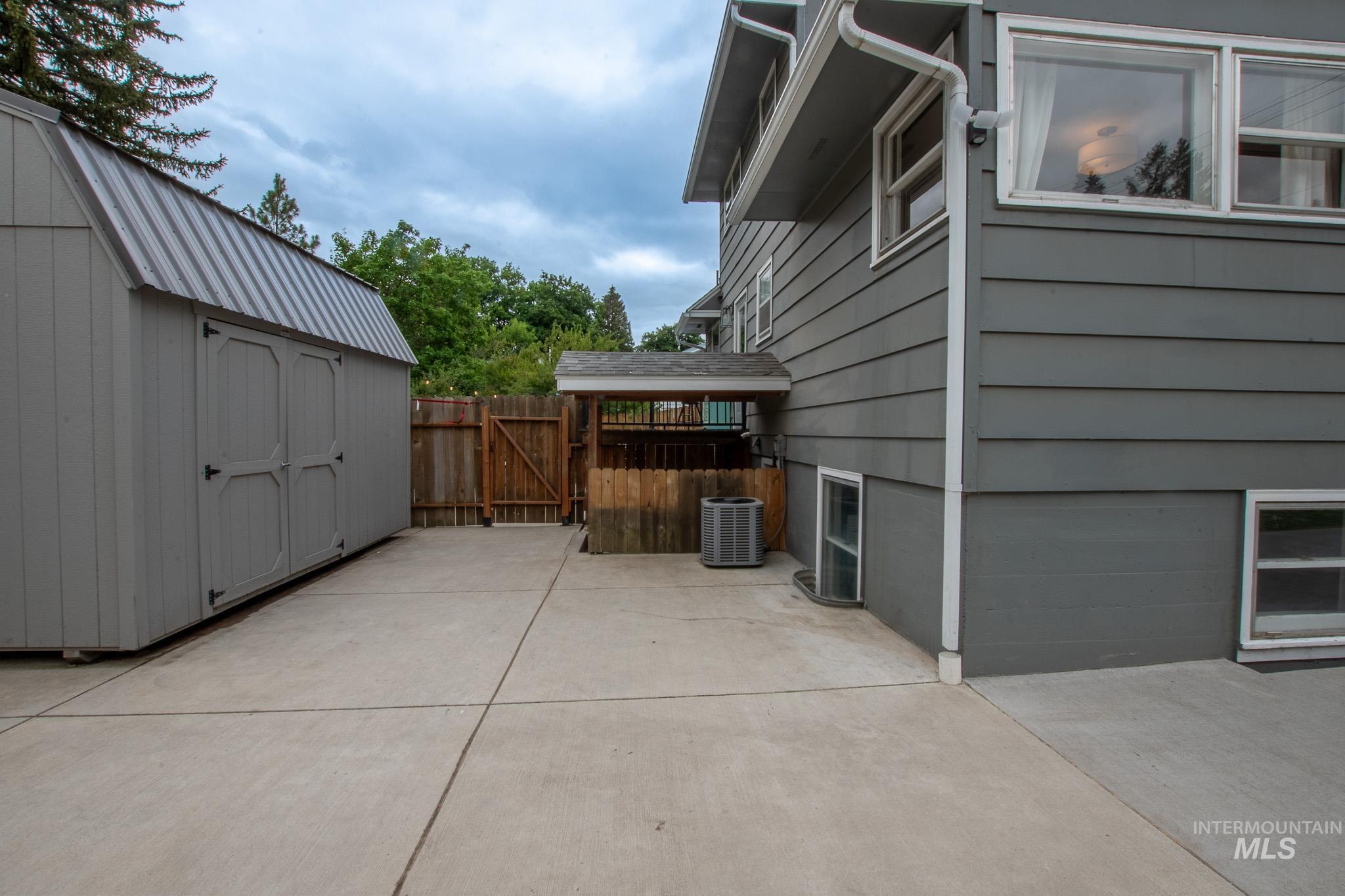 612 S Logan, Moscow, Idaho 83843, 5 Bedrooms, 3 Bathrooms, Residential For Sale, Price $569,000, 98992270