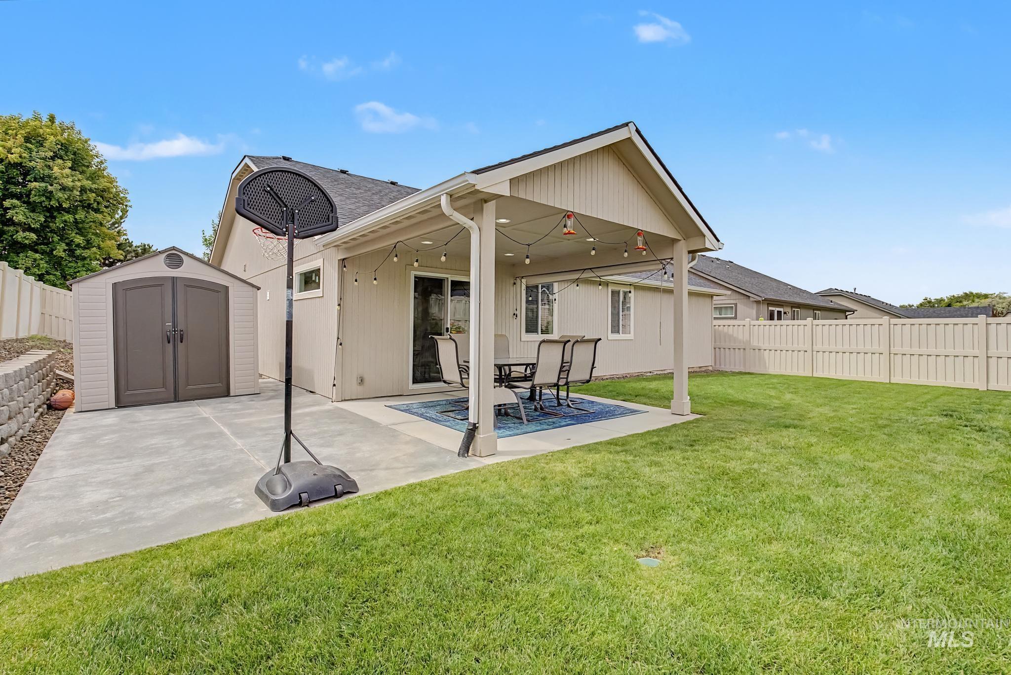 2129 E Elm Grove Dr., Nampa, Idaho 83686, 3 Bedrooms, 2 Bathrooms, Residential For Sale, Price $419,000,MLS 98992278