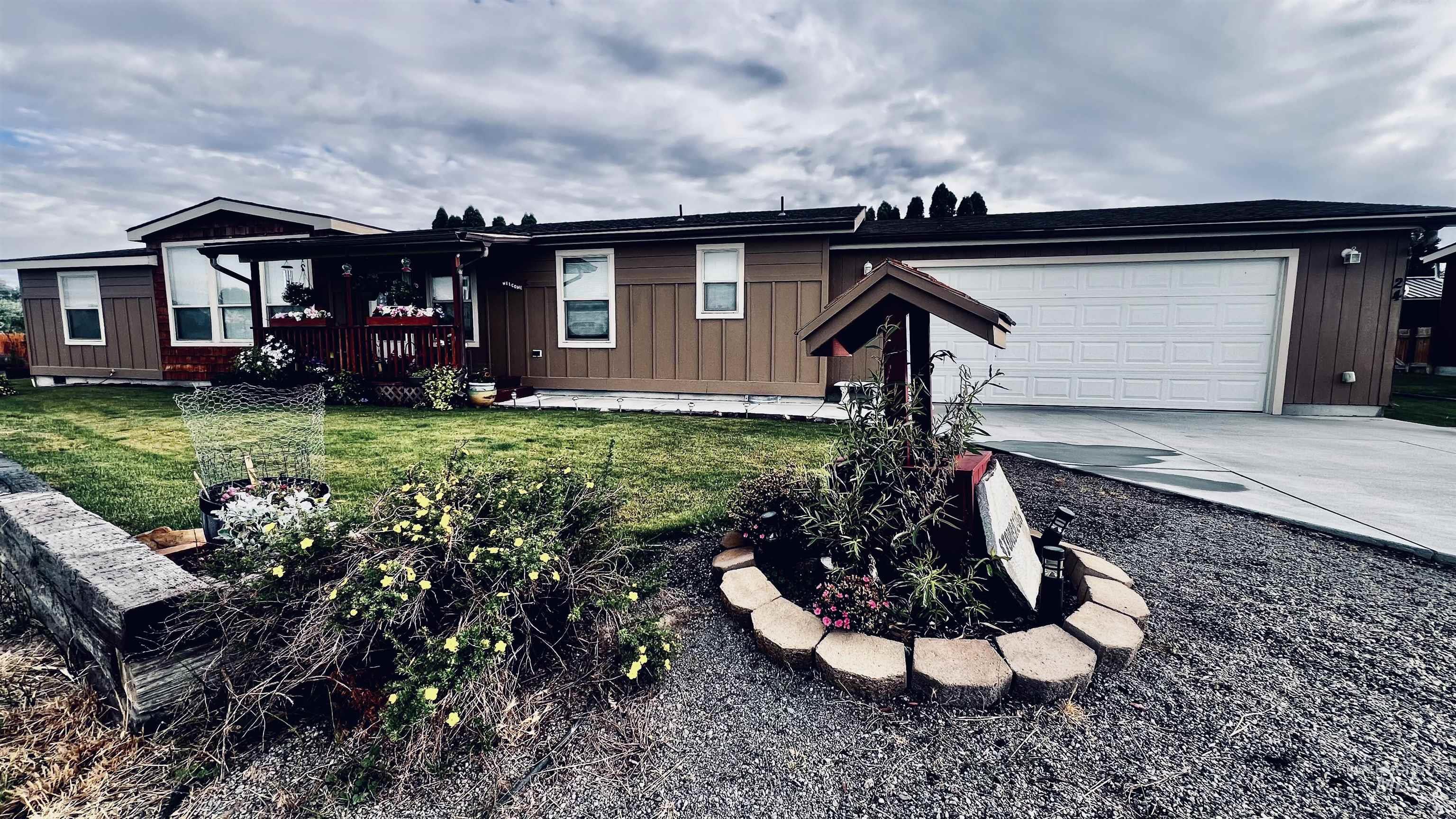 910 Moonglo Rd, Buhl, Idaho 83316, 2 Bedrooms, 2 Bathrooms, Residential For Sale, Price $175,000, 98992294