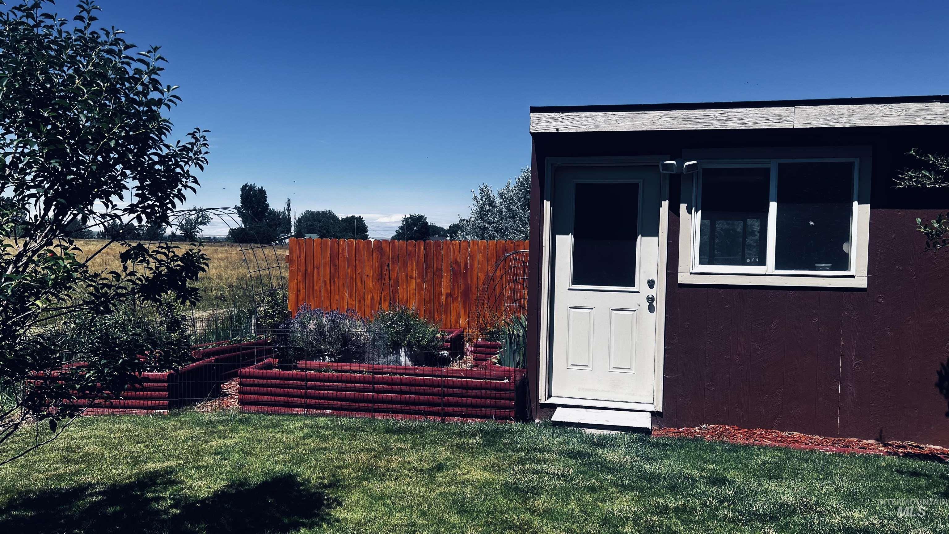 910 Moonglo Rd, Buhl, Idaho 83316, 2 Bedrooms, 2 Bathrooms, Residential For Sale, Price $175,000, 98992294