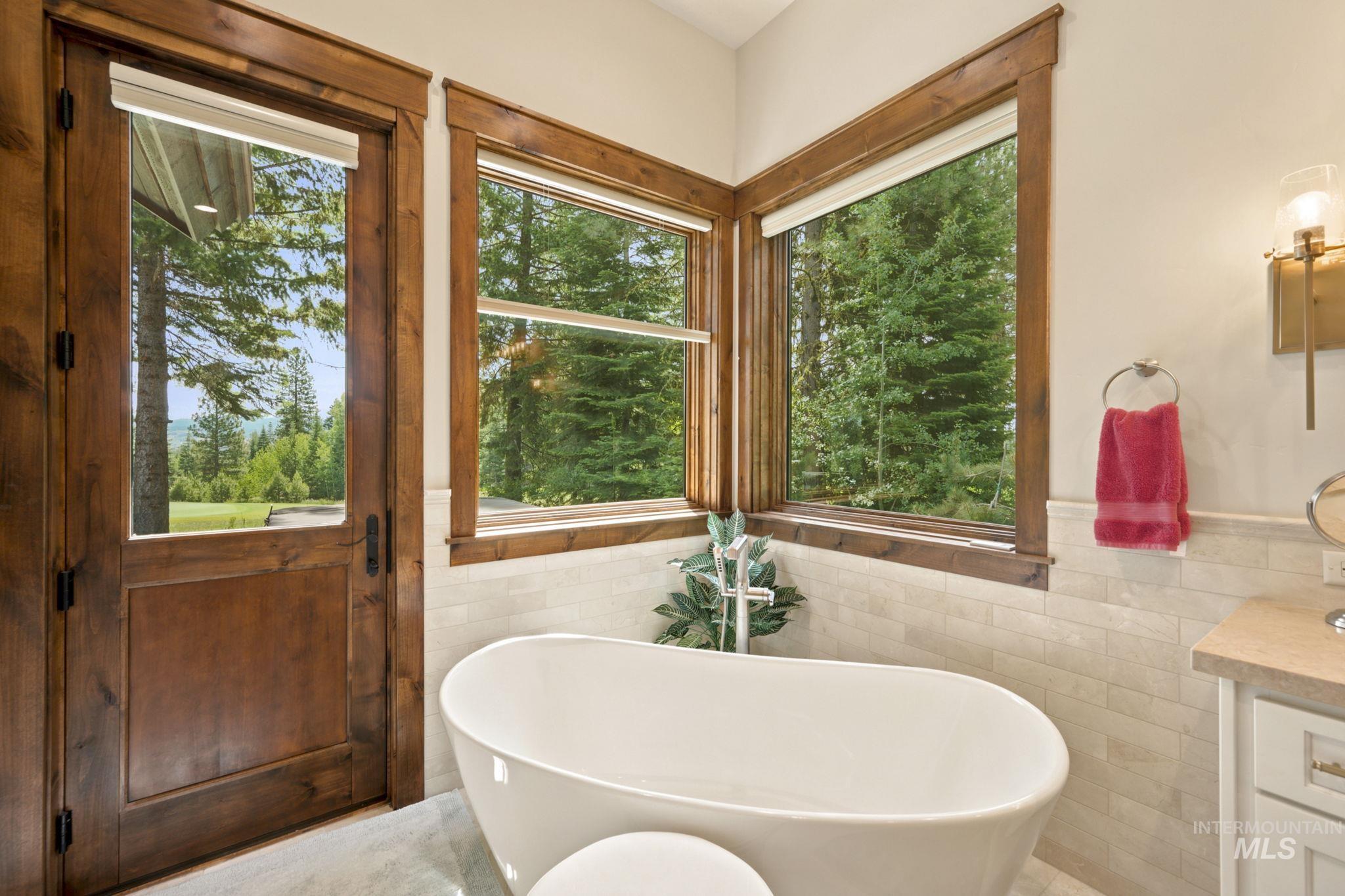 976 Discovery Drive, Donnelly, Idaho 83615, 4 Bedrooms, 6 Bathrooms, Residential For Sale, Price $3,999,000,MLS 98992301