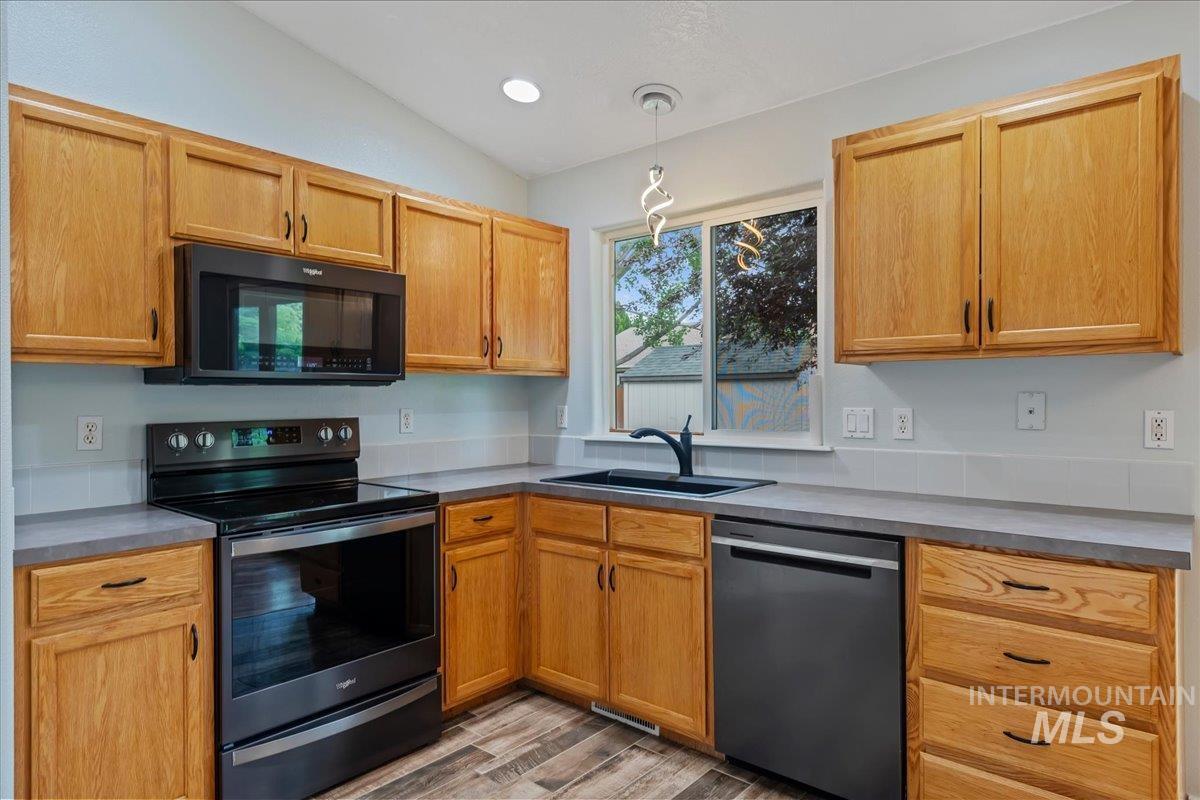 1255 N Tumbler Dr, Kuna, Idaho 83634, 3 Bedrooms, 2 Bathrooms, Residential For Sale, Price $380,000, 98992304