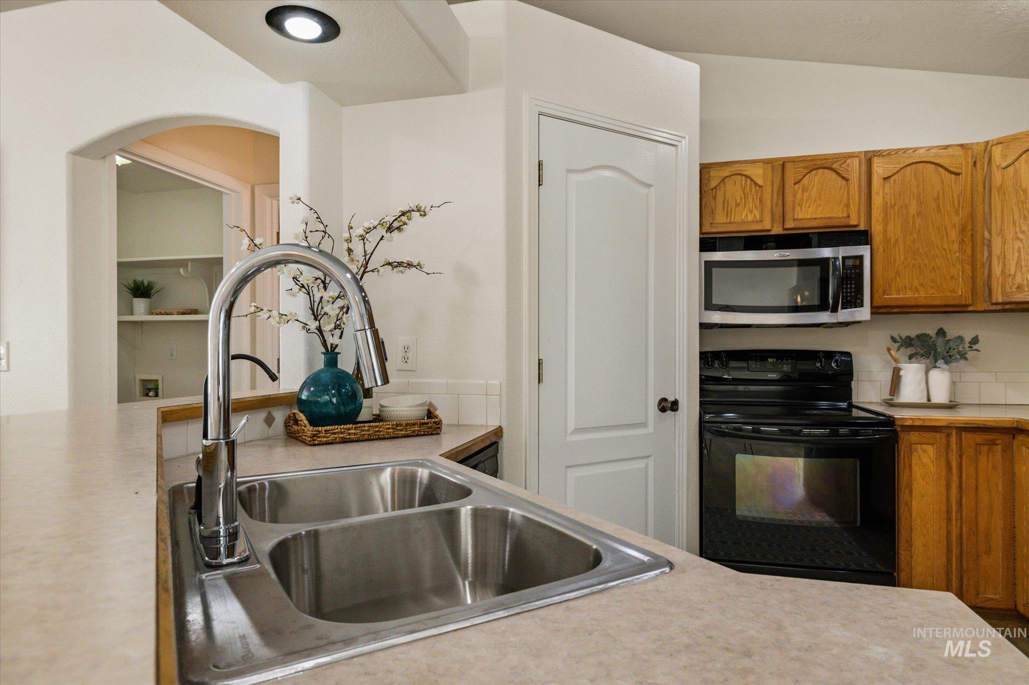 581 N Shady Grove Way, Kuna, Idaho 83634-2160, 3 Bedrooms, 2 Bathrooms, Residential For Sale, Price $375,000, 98992331