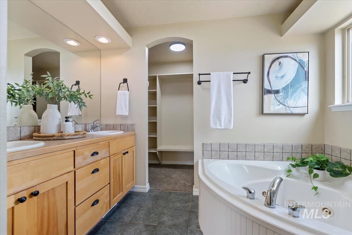12840 Quail Run Ln., Caldwell, Idaho 83607, 4 Bedrooms, 3 Bathrooms, Residential For Sale, Price $934,900,MLS 98992333