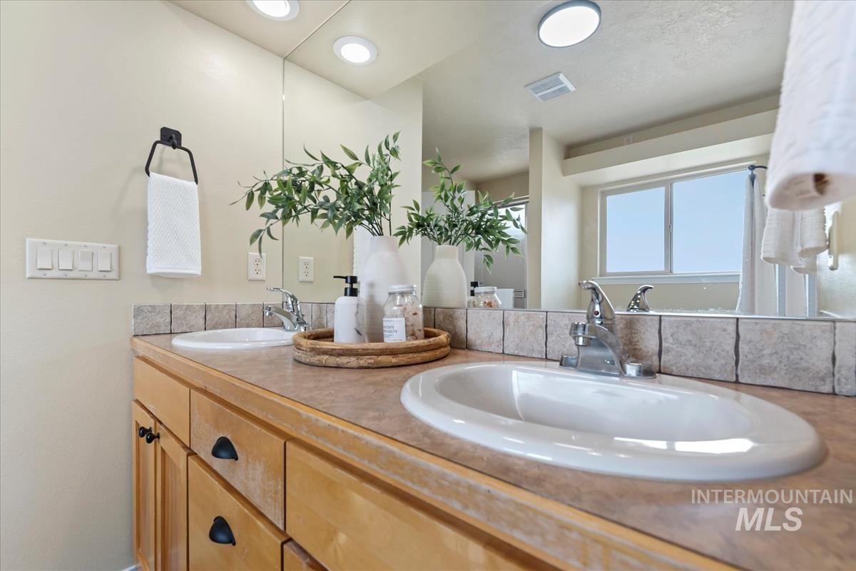 12840 Quail Run Ln., Caldwell, Idaho 83607, 4 Bedrooms, 3 Bathrooms, Residential For Sale, Price $934,900,MLS 98992333