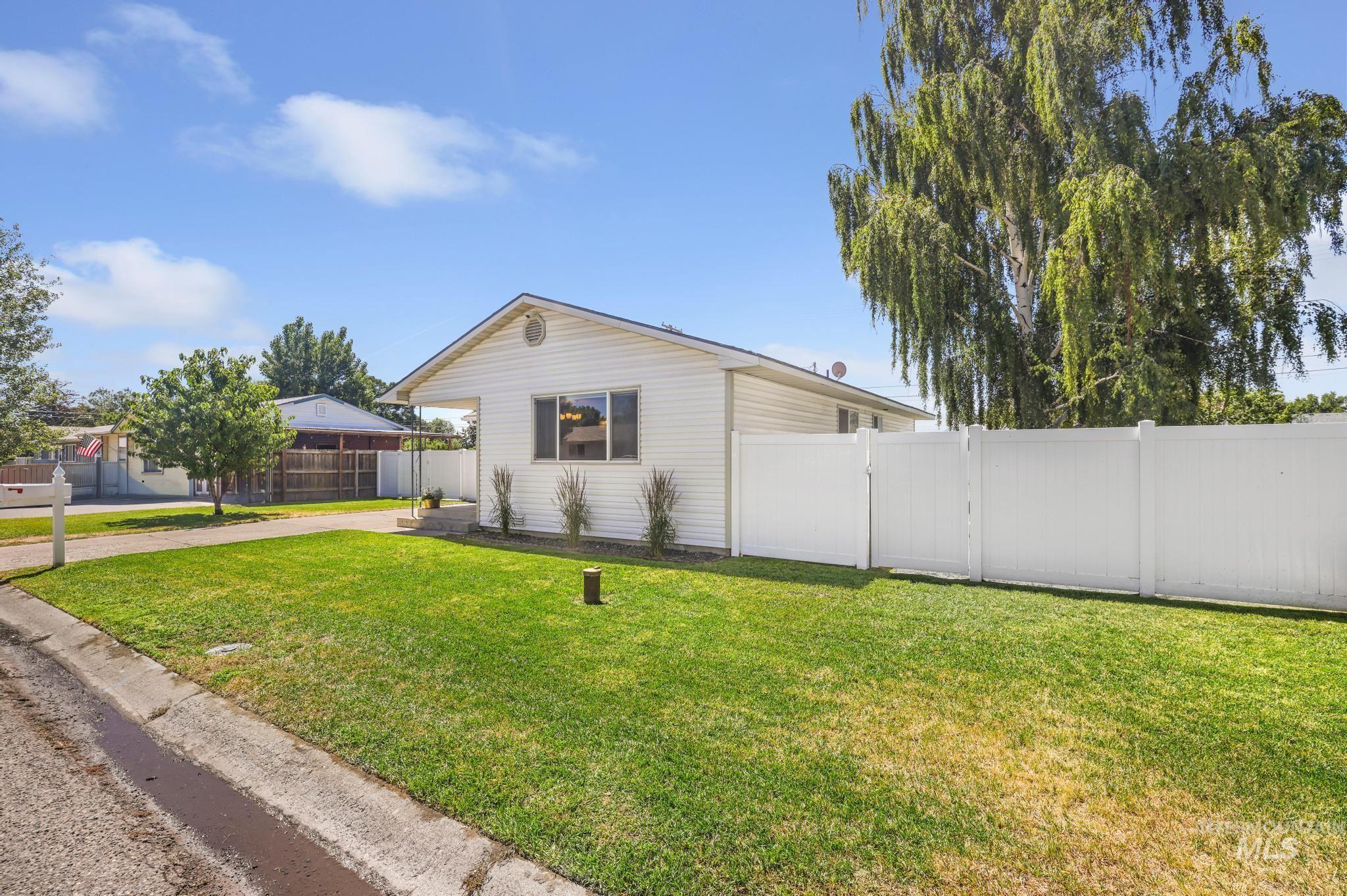 1935 17th St, Heyburn, Idaho 83336, 3 Bedrooms, 1 Bathroom, Residential For Sale, Price $285,000,MLS 98992345