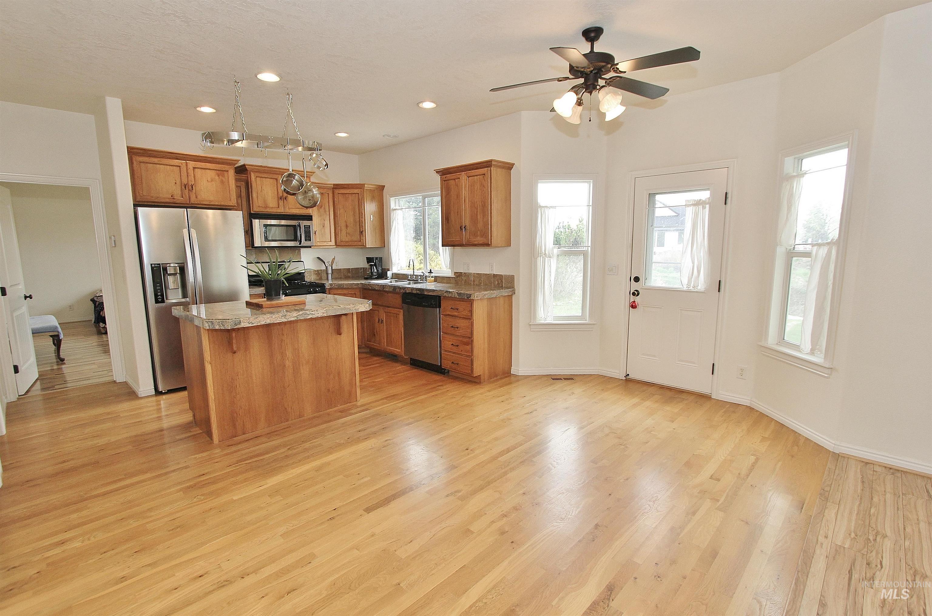 689 Triumph Dr, Middleton, Idaho 83644, 3 Bedrooms, 2.5 Bathrooms, Residential For Sale, Price $444,900,MLS 98992349