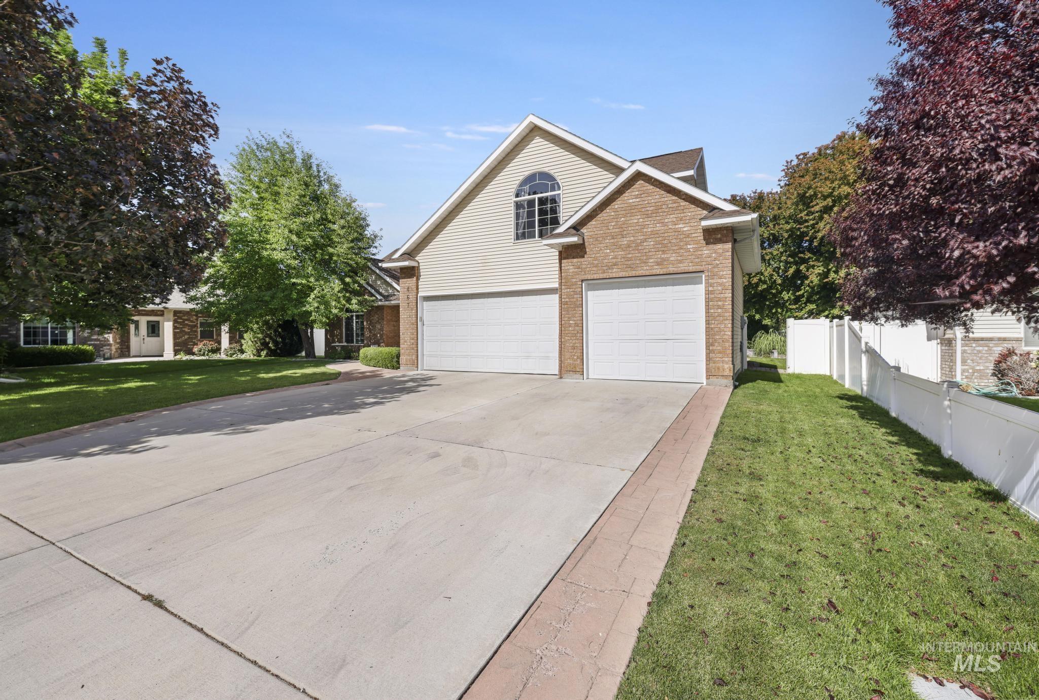 467 Wildrose Loop, Twin Falls, Idaho 83301-8255, 3 Bedrooms, 3 Bathrooms, Residential For Sale, Price $619,000,MLS 98992367