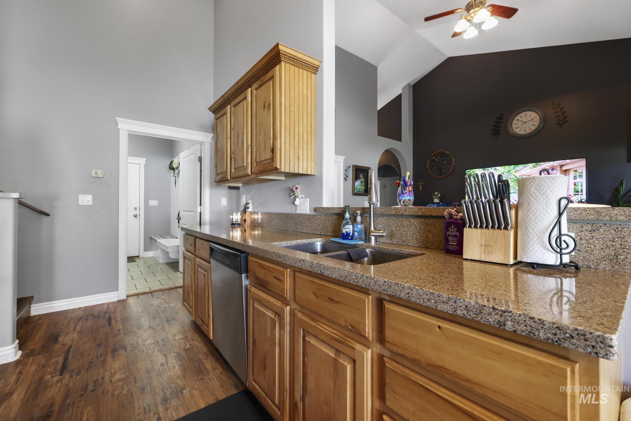 467 Wildrose Loop, Twin Falls, Idaho 83301-8255, 3 Bedrooms, 3 Bathrooms, Residential For Sale, Price $619,000,MLS 98992367