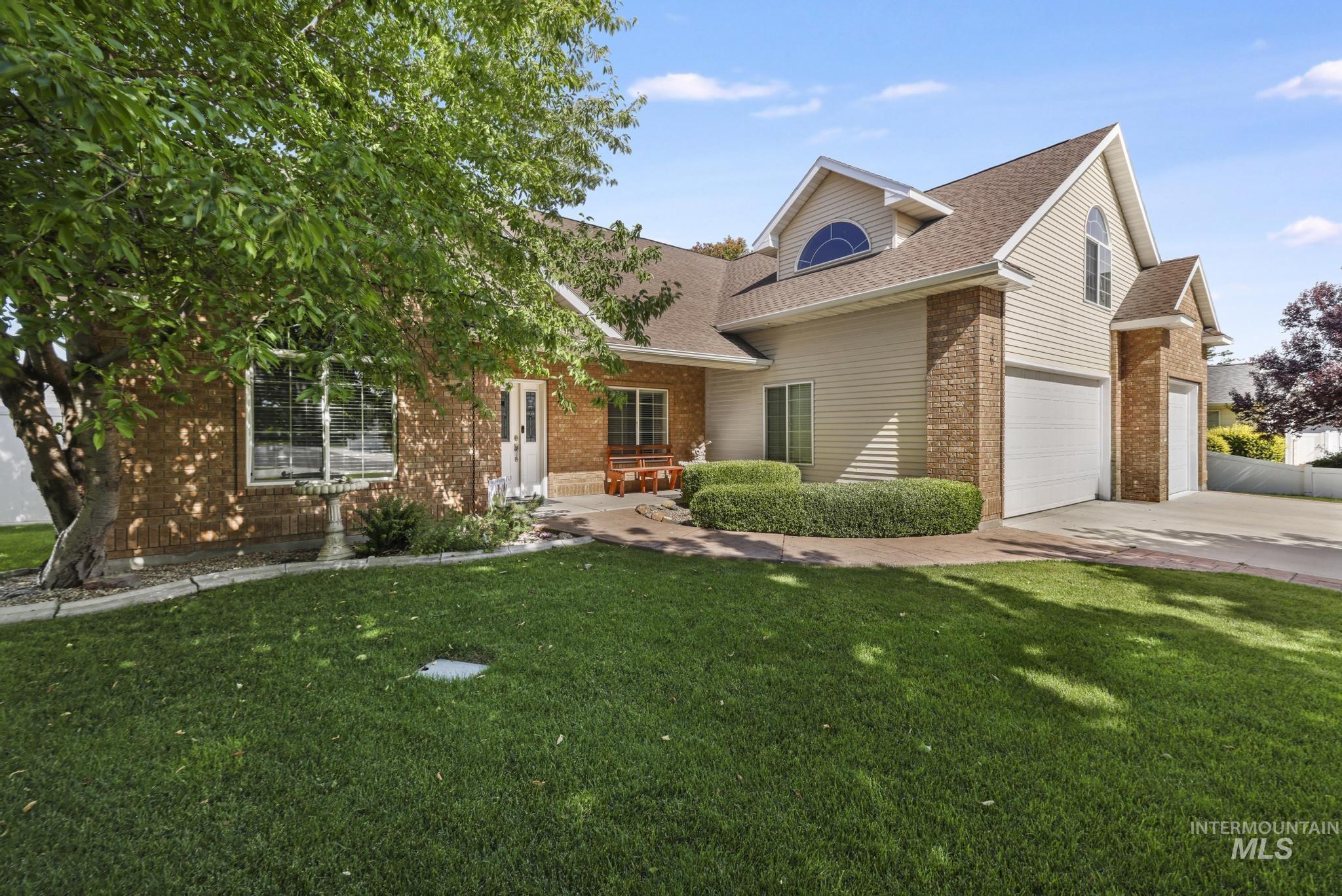 467 Wildrose Loop, Twin Falls, Idaho 83301-8255, 3 Bedrooms, 3 Bathrooms, Residential For Sale, Price $619,000,MLS 98992367