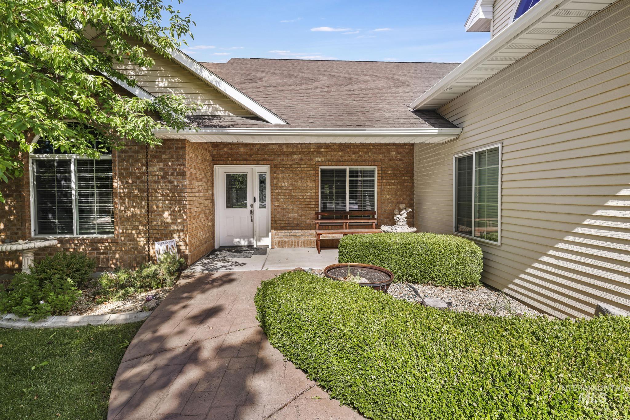 467 Wildrose Loop, Twin Falls, Idaho 83301-8255, 3 Bedrooms, 3 Bathrooms, Residential For Sale, Price $619,000,MLS 98992367